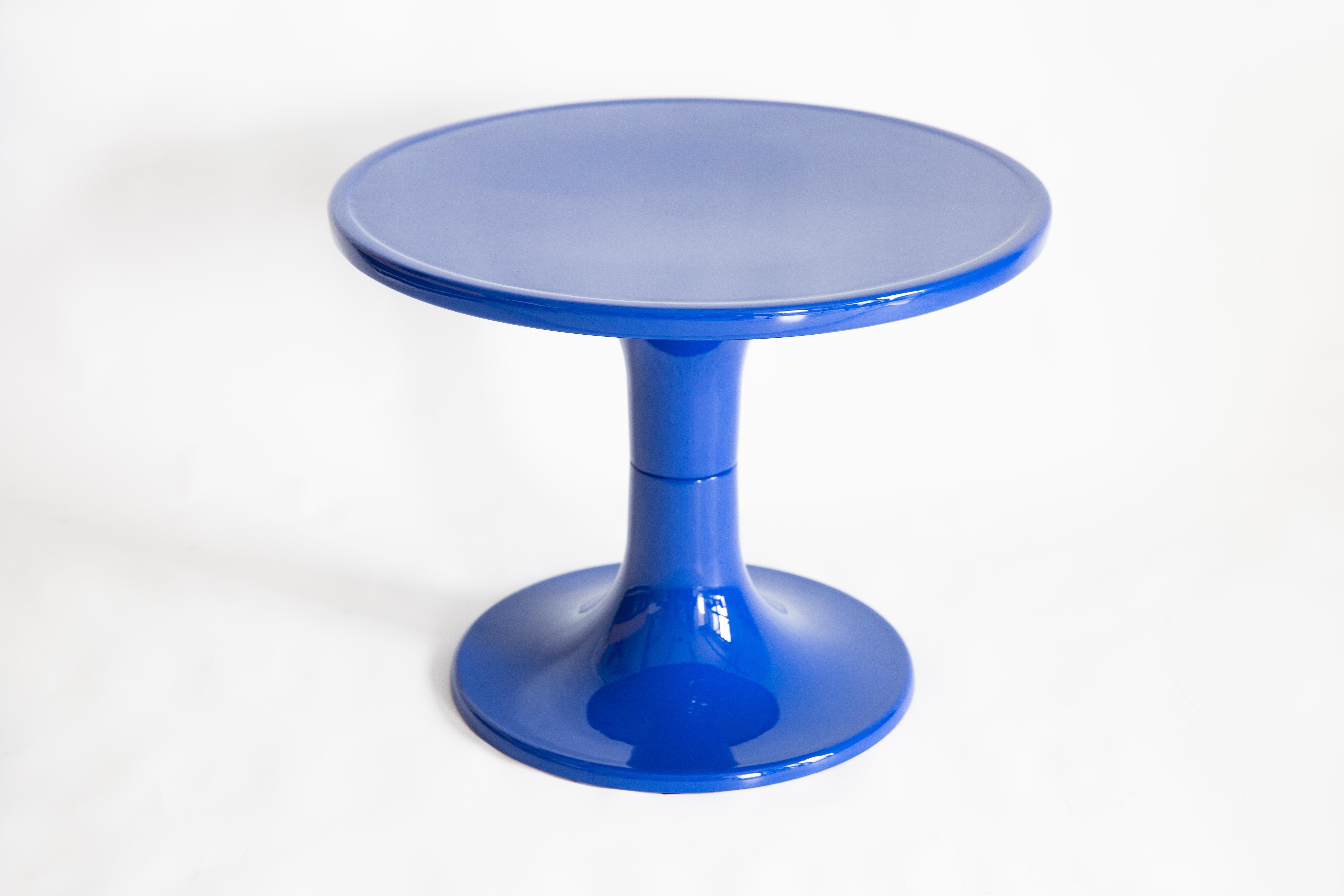 La table basse z.stuhl, conçue par Ernst Moeckl (1931-2013) dans les années 1970, est une table en porte-à-faux en polyuréthane. Dans le langage courant, la table est connue sous des noms géométriques tels que 