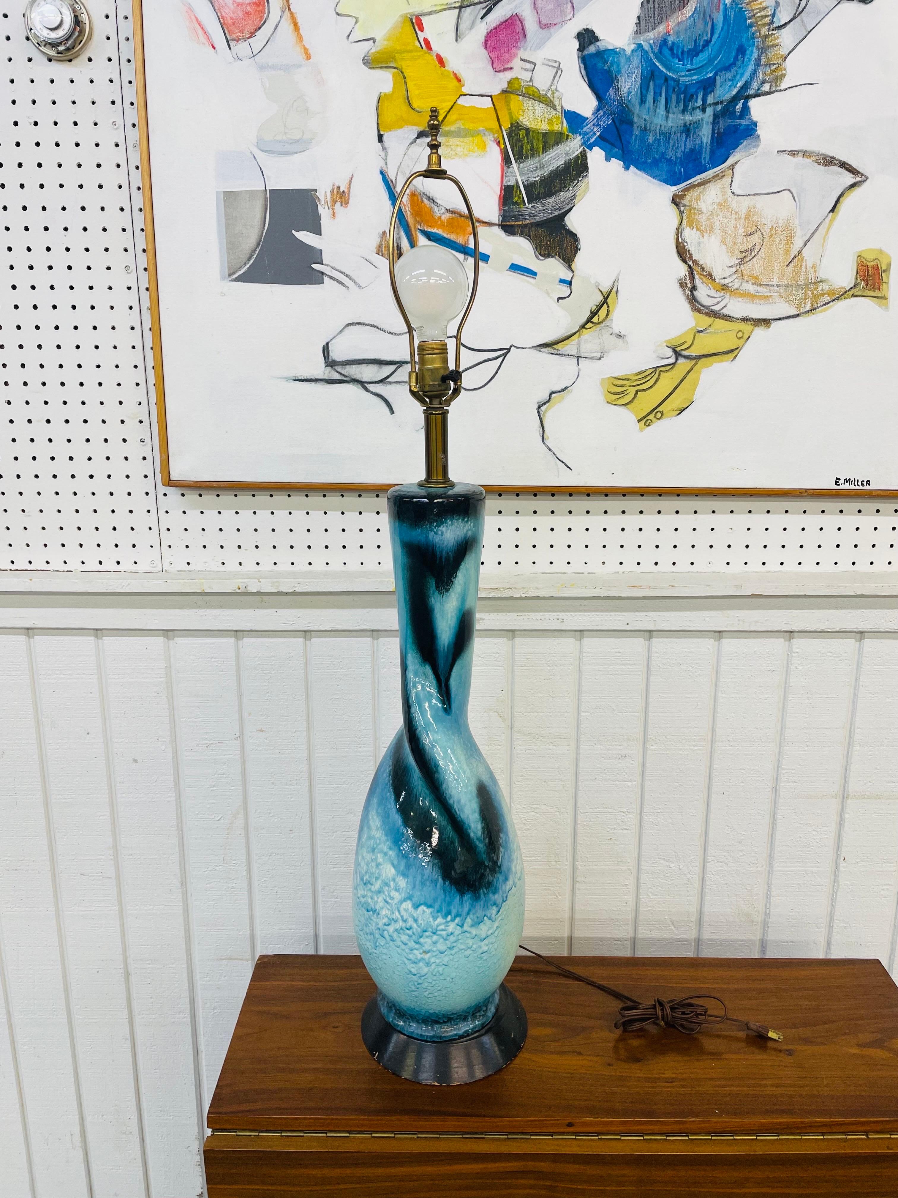 Américain Lampe de table en céramique de style poterie Lava bleue du milieu du siècle en vente