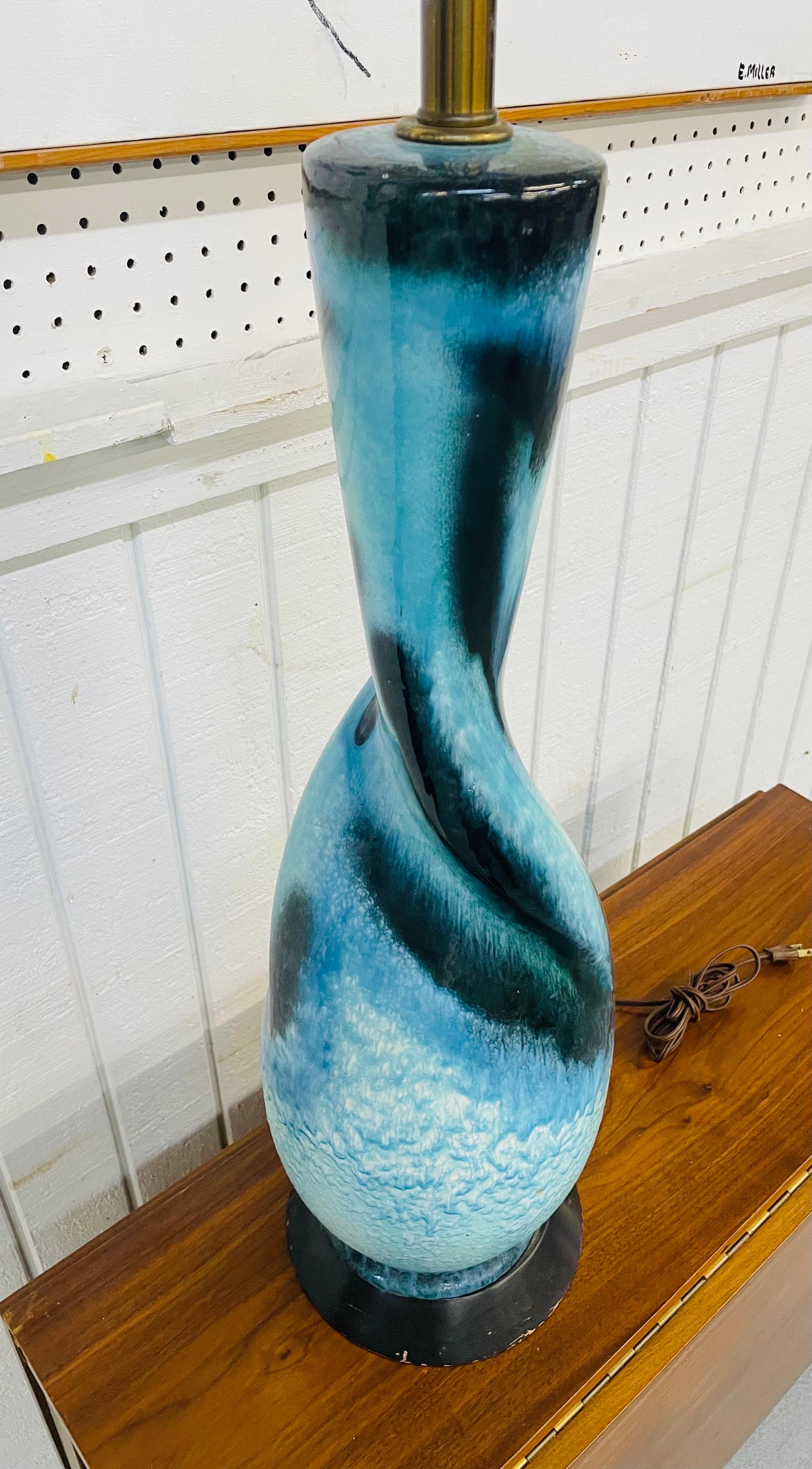 Lampe de table en céramique de style poterie Lava bleue du milieu du siècle Bon état - En vente à Clarksboro, NJ