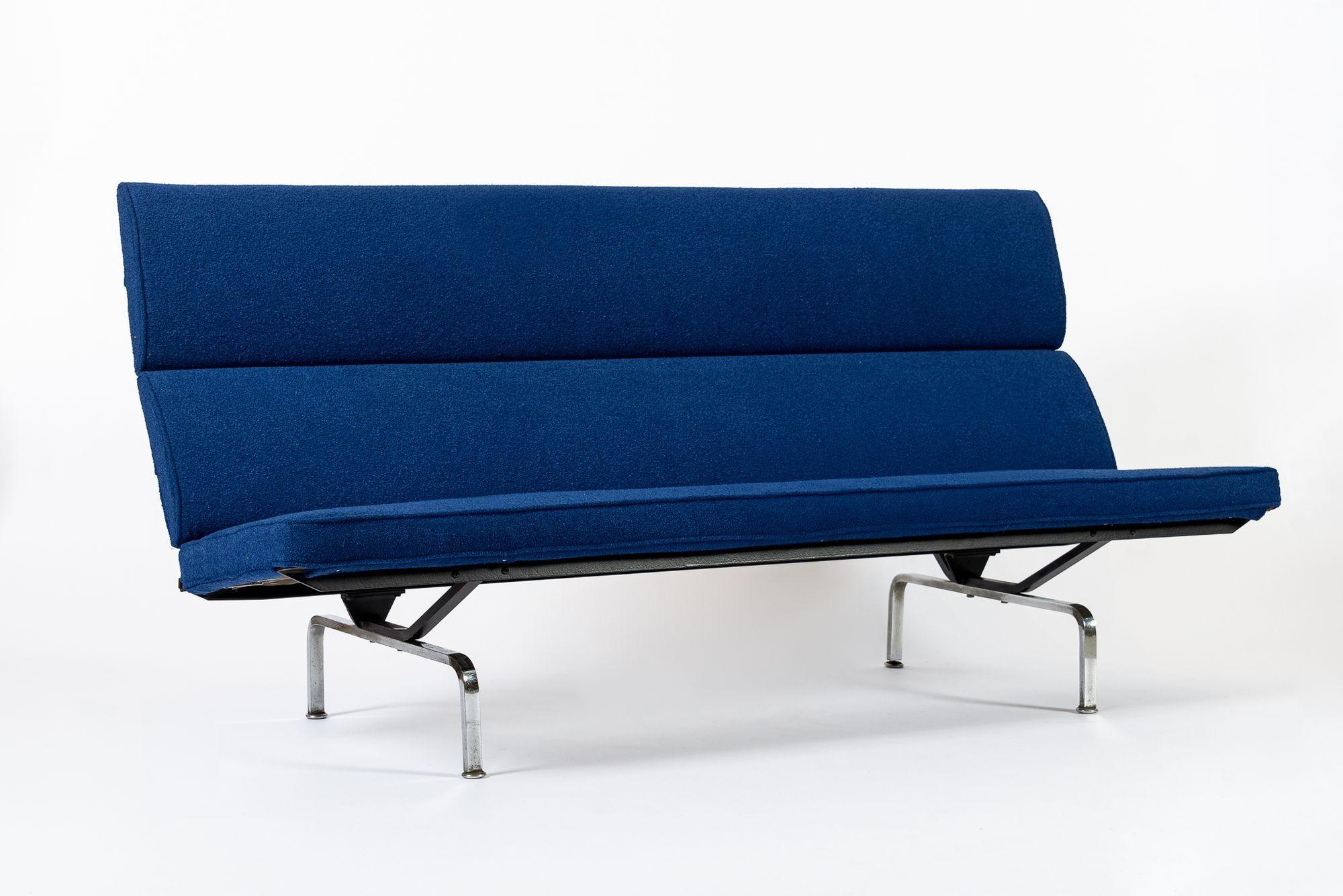 Questo classico divano vintage della metà del secolo scorso, il modello S-473 di Eames Compact Sofa, risale al 1970 circa. Il divano è stato tappezzato professionalmente con uno splendido tessuto Herman Miller di colore blu. Il divano compatto Eames
