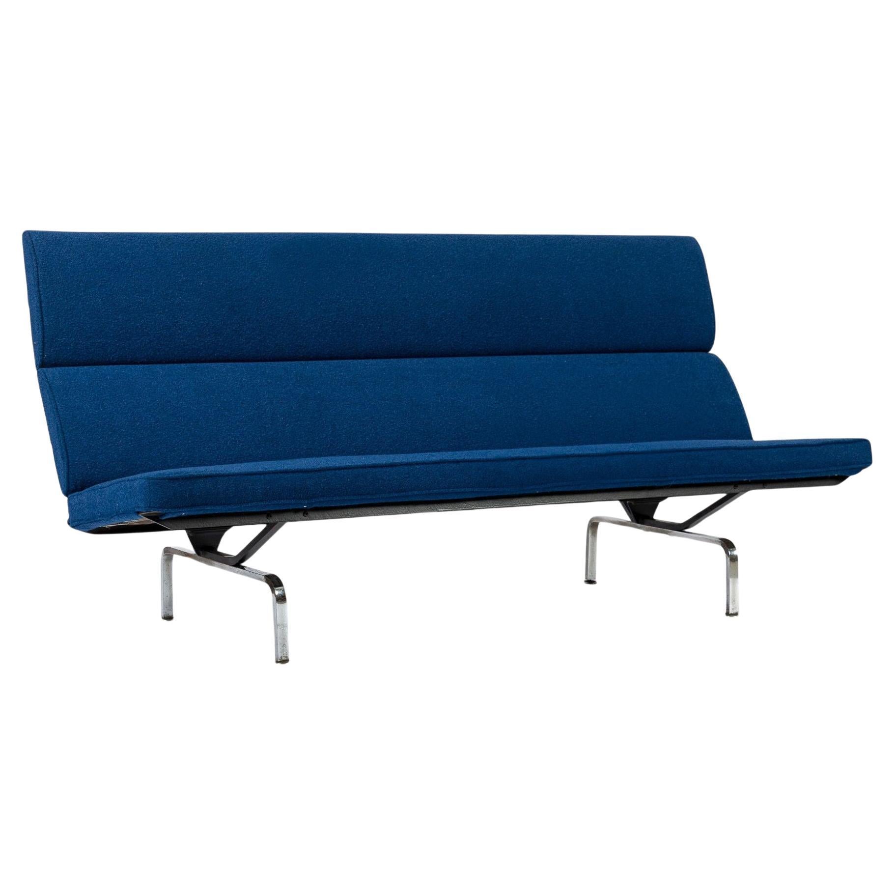 Mid Century Blue Sofa Compact by Eames for Herman Miller 1970s en vente
