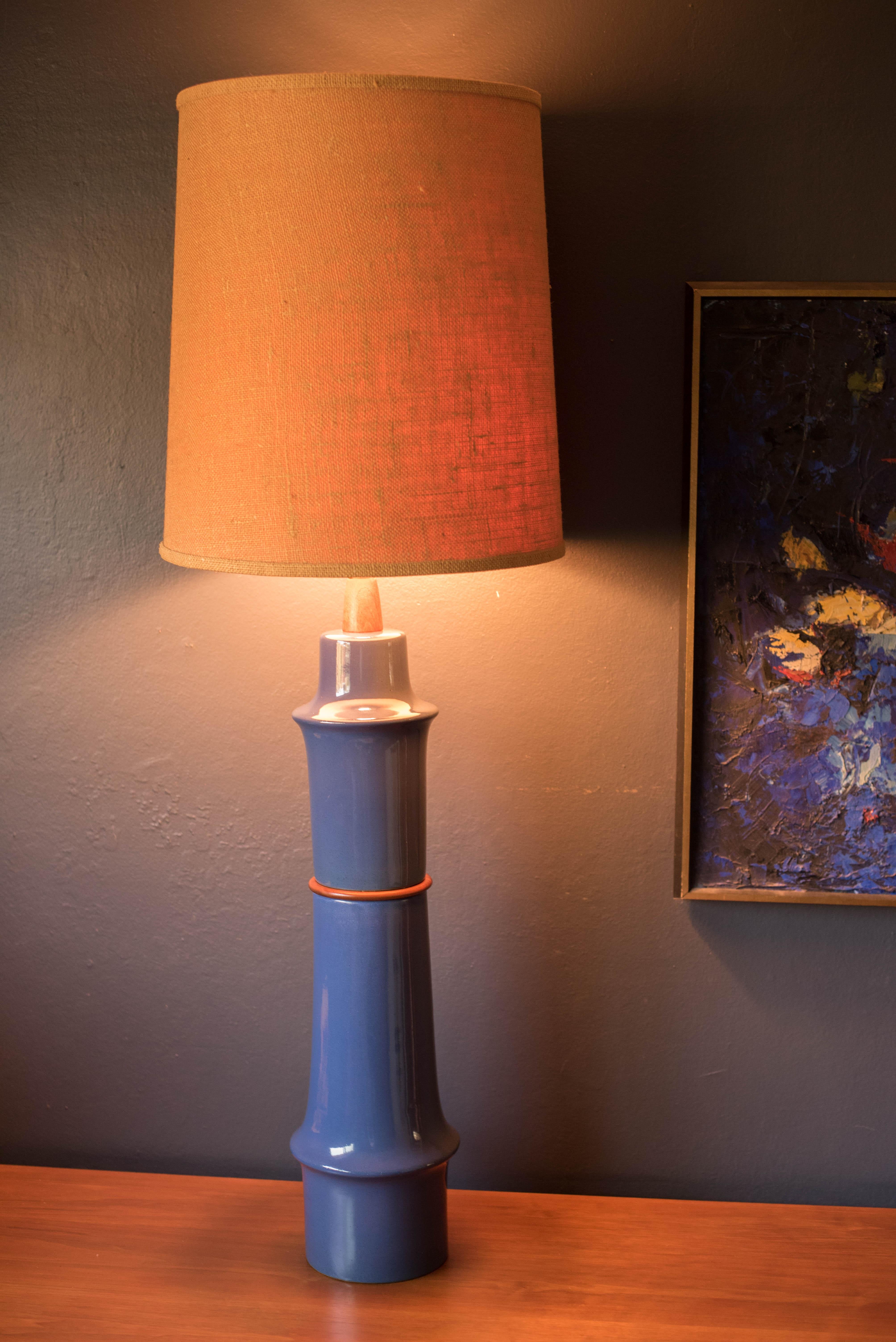 Mid-Century Modern Lampe de bureau en grès bleu du milieu du siècle dernier par Martz en vente