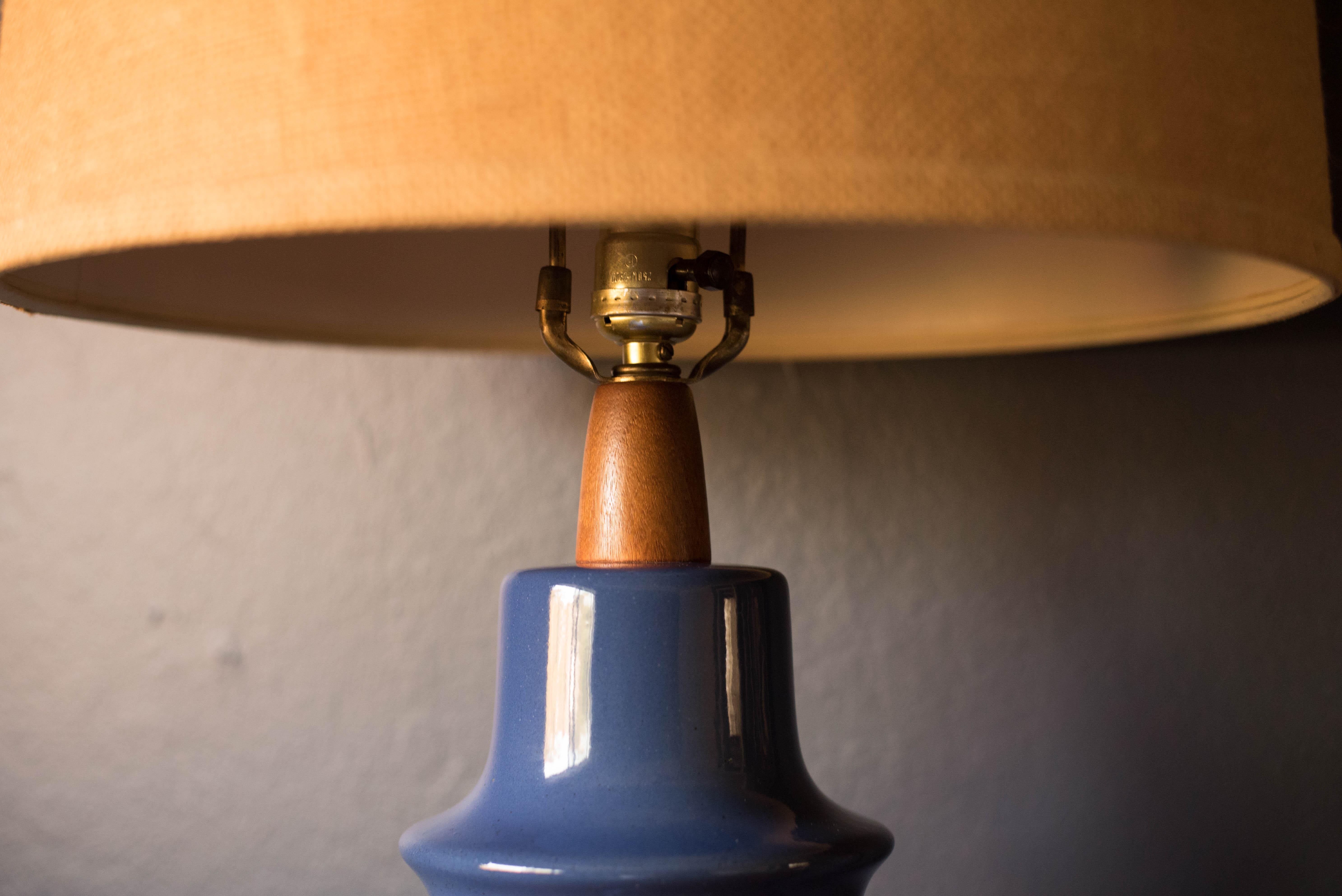 Américain Lampe de bureau en grès bleu du milieu du siècle dernier par Martz en vente