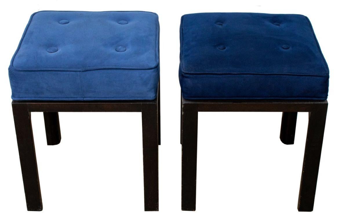 Paire de tabourets ou ottomans en bois de style moderne du milieu du siècle, avec des sièges boutonnés recouverts de daim bleu.

Concessionnaire : S138XX