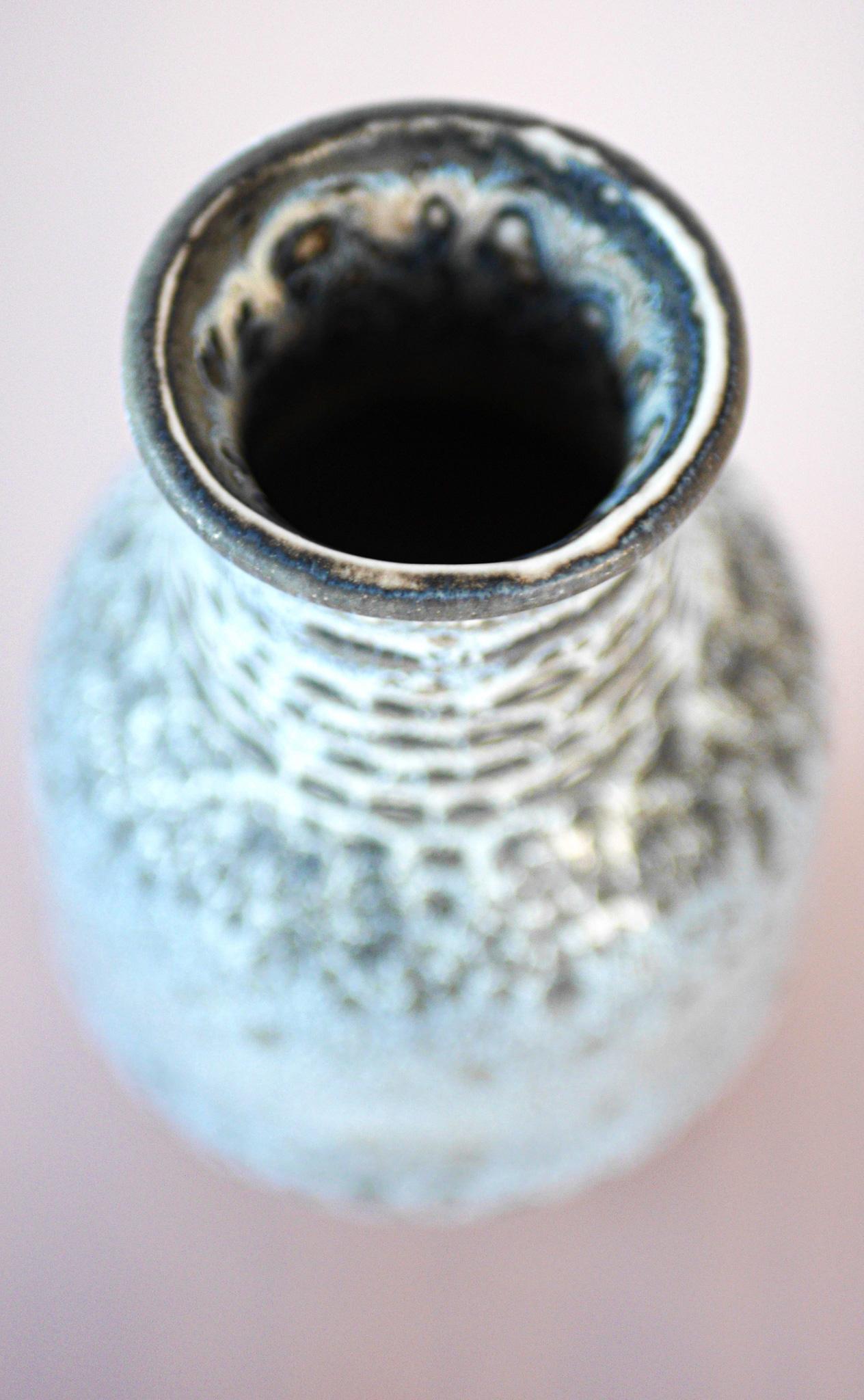 Metà XX secolo Vaso blu di metà secolo di Gunnar Nyland per Rörstrand, Svezia. in vendita