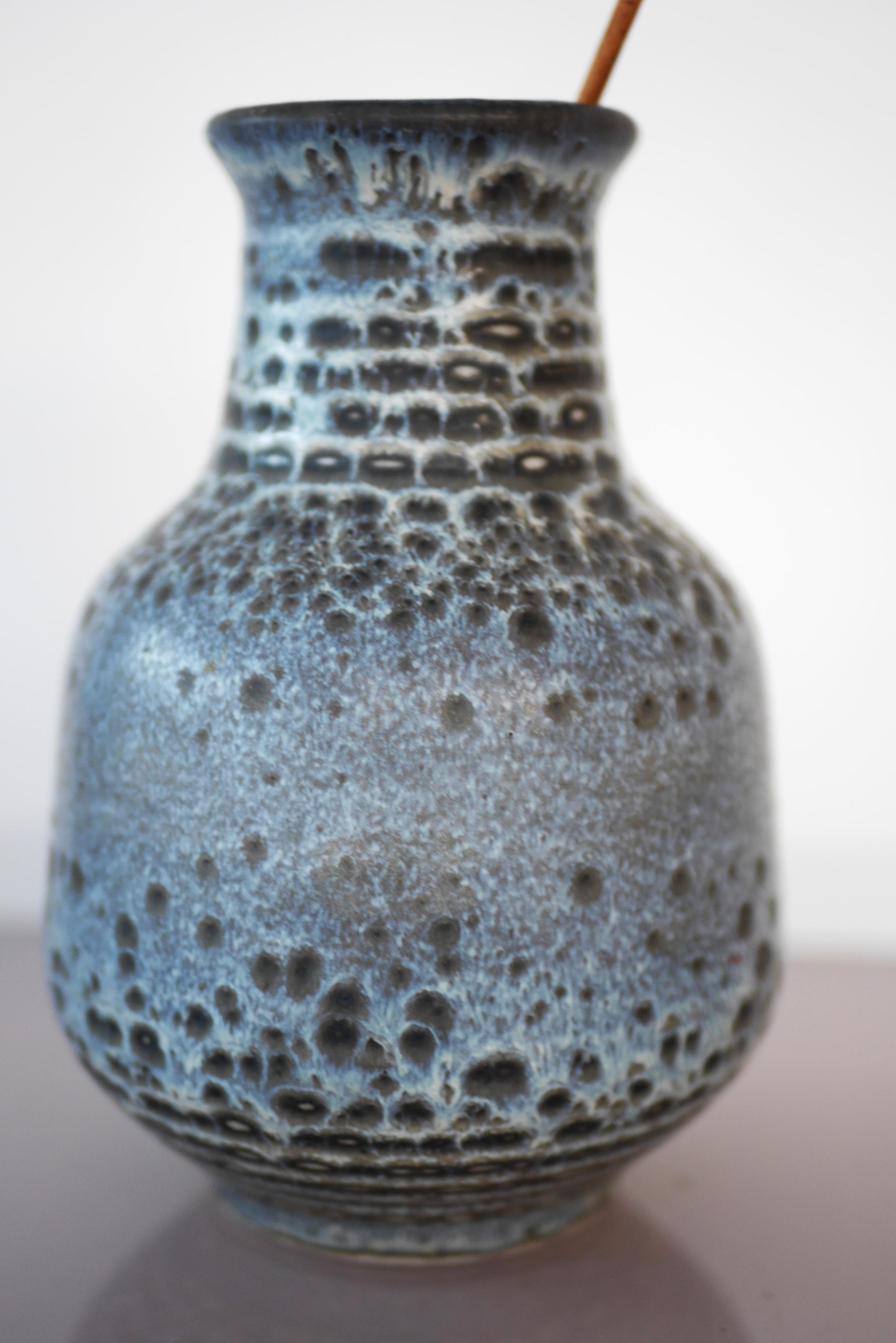Mid-Century Modern Vase bleu du milieu du siècle par Gunnar Nyland pour Rörstrand, Suède. en vente