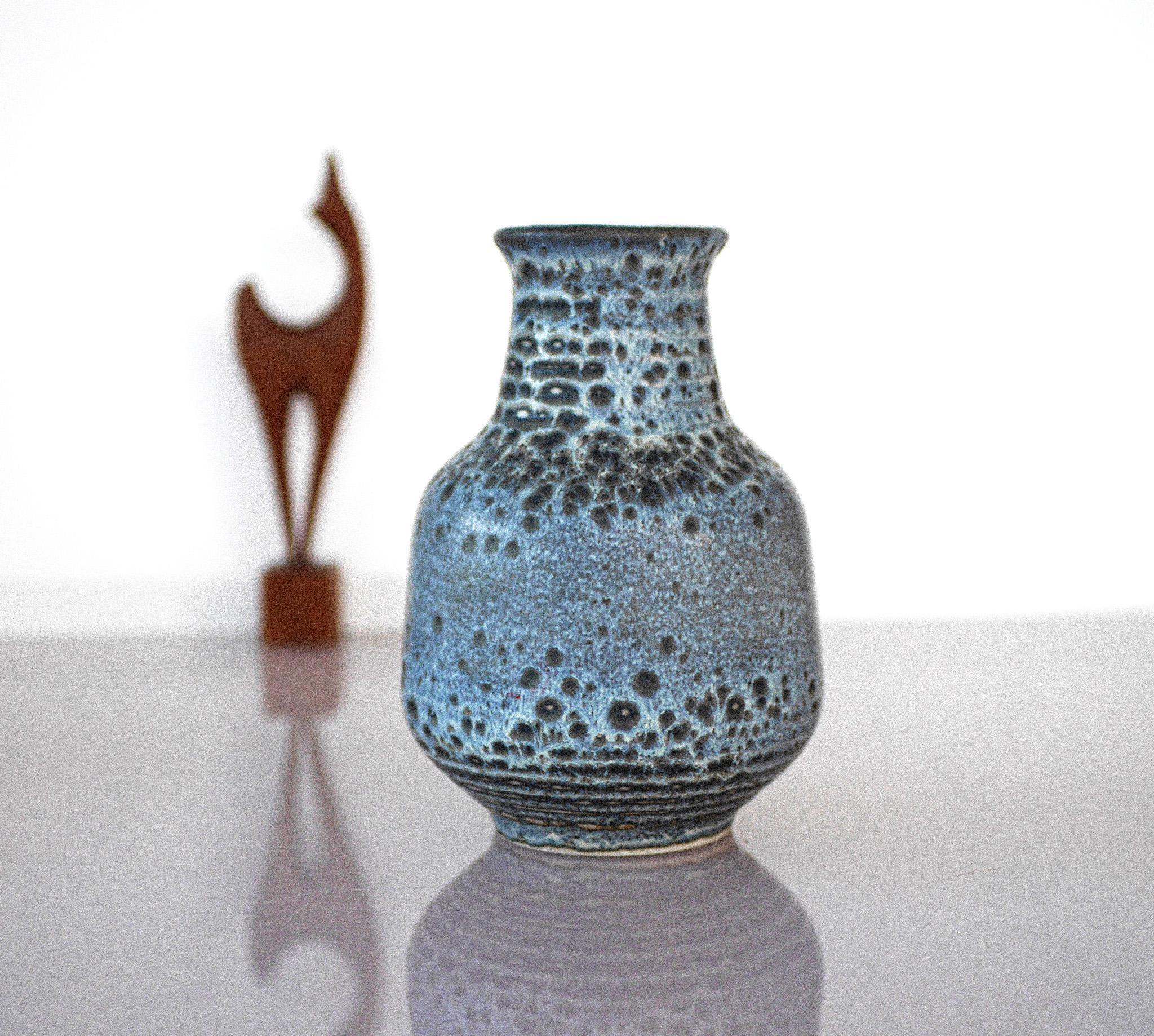 Svedese Vaso blu di metà secolo di Gunnar Nyland per Rörstrand, Svezia. in vendita