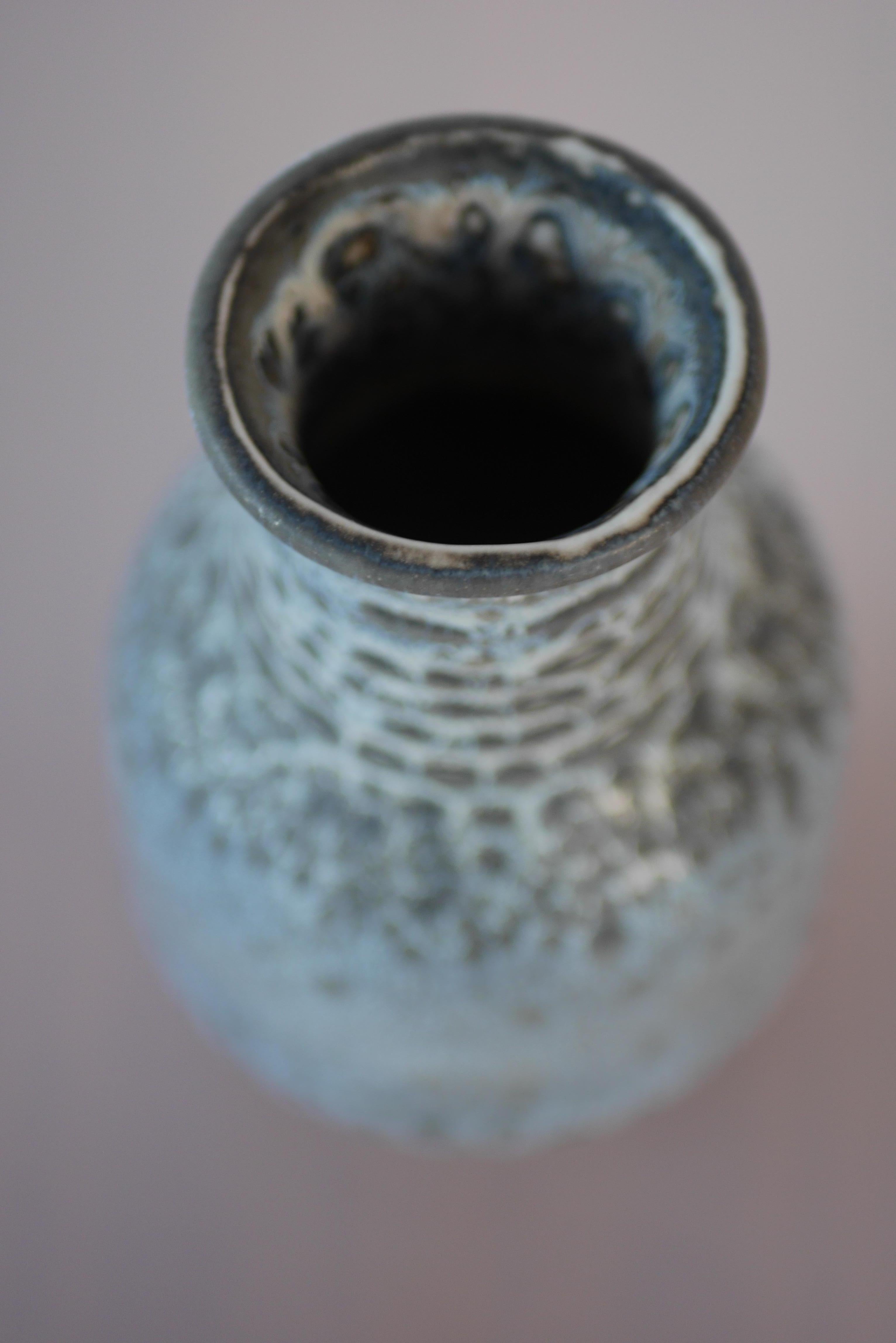 Fait main Vase bleu du milieu du siècle par Gunnar Nyland pour Rörstrand, Suède. en vente