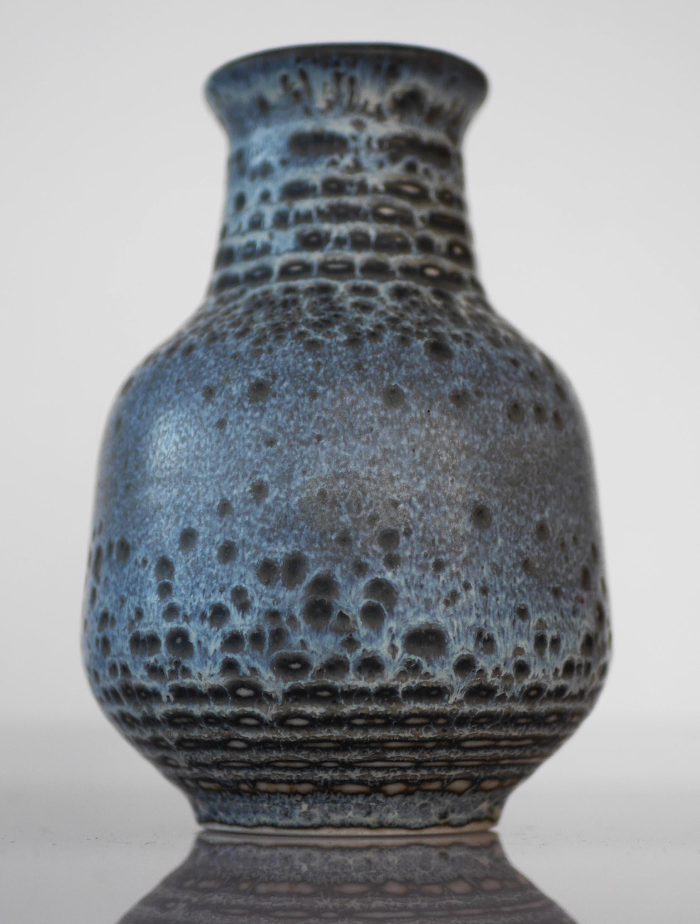 Milieu du XXe siècle Vase bleu du milieu du siècle par Gunnar Nyland pour Rörstrand, Suède. en vente
