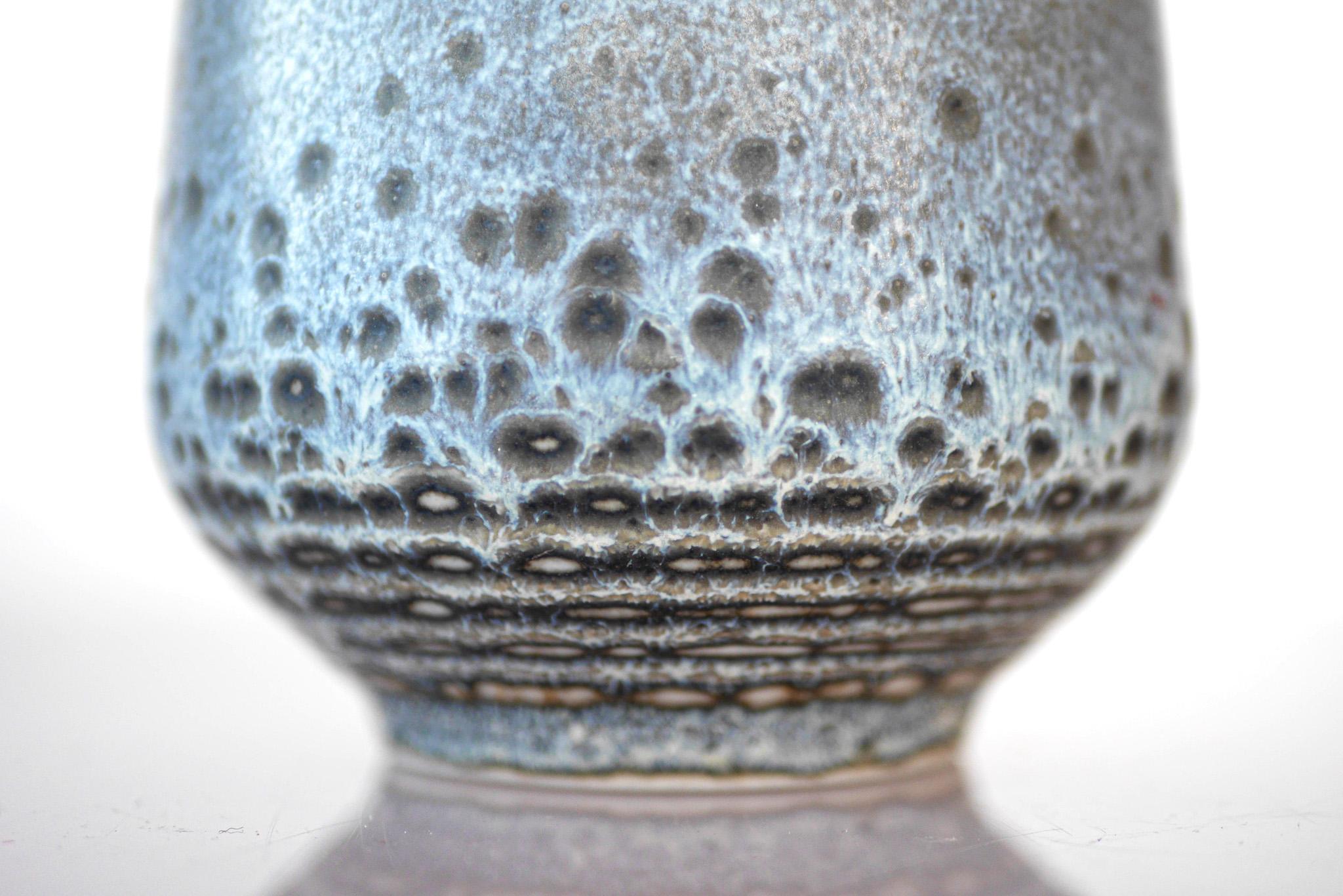 Fatto a mano Vaso blu di metà secolo di Gunnar Nyland per Rörstrand, Svezia. in vendita