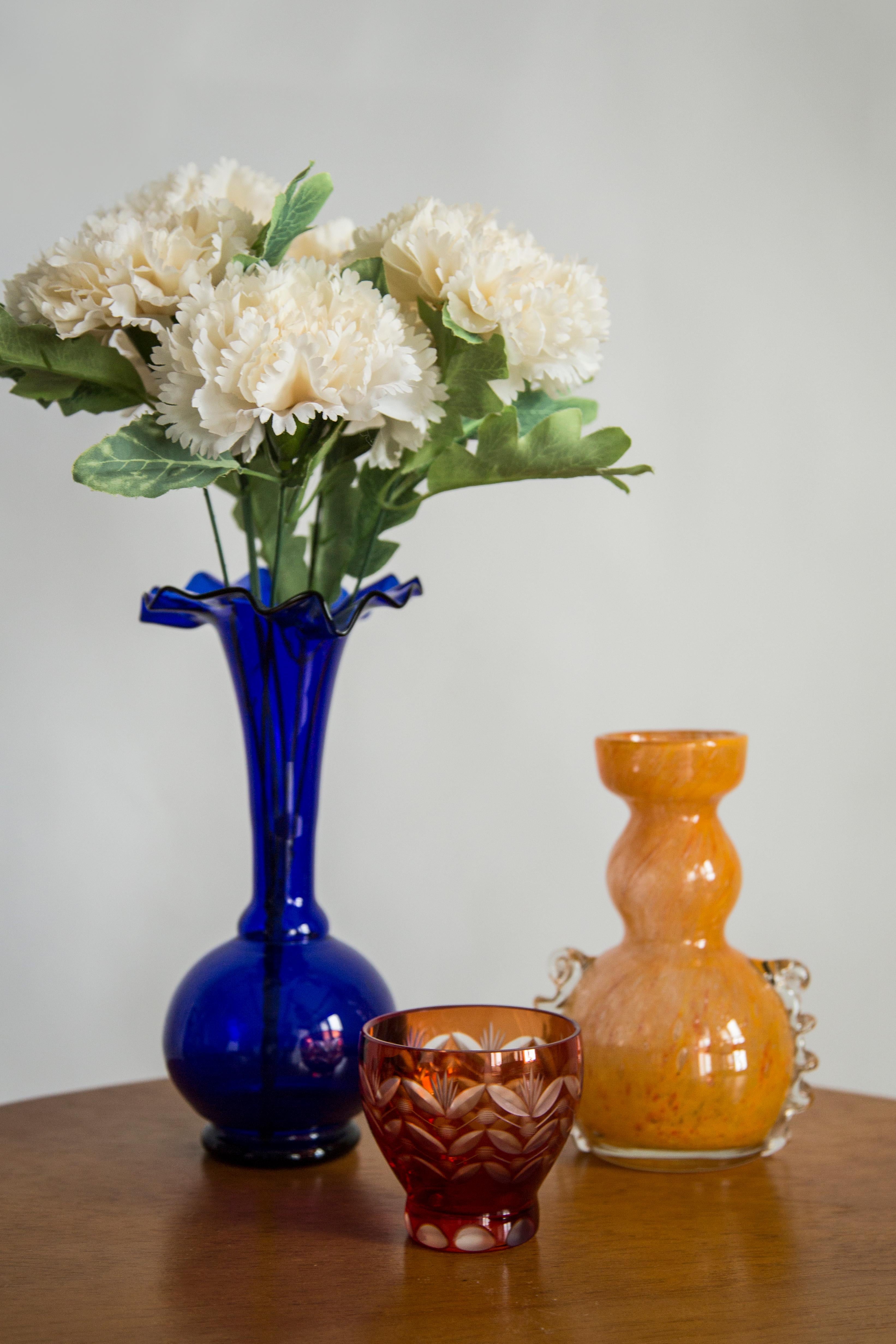 Vase bleu de forme organique étonnante. Produit dans les années 1960.
Verre en bon état. Tous les défauts sont indiqués sur les photos.
La surface extérieure en relief, l'intérieur lisse. Vase en verre épais.

La surface irrégulière de l'objet
