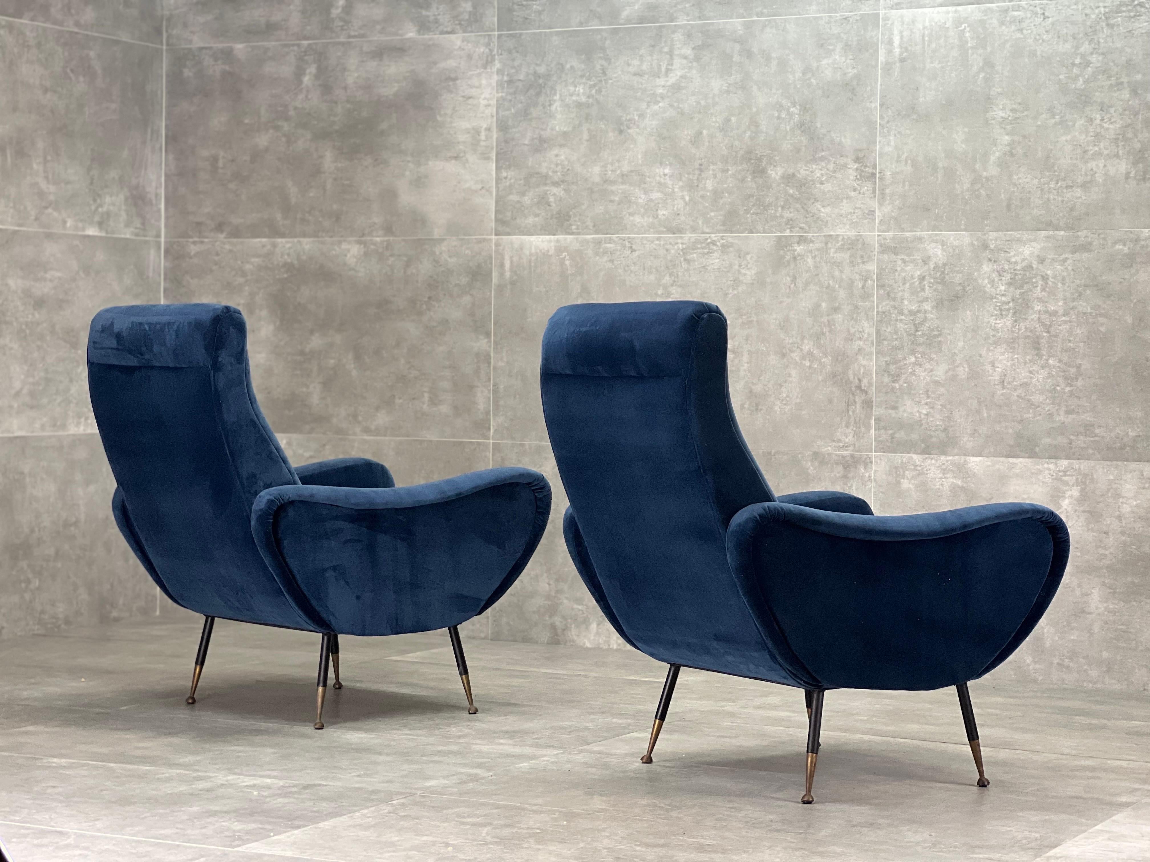 Mid-Century blue velvet armchairs, set of 2 For Sale 1