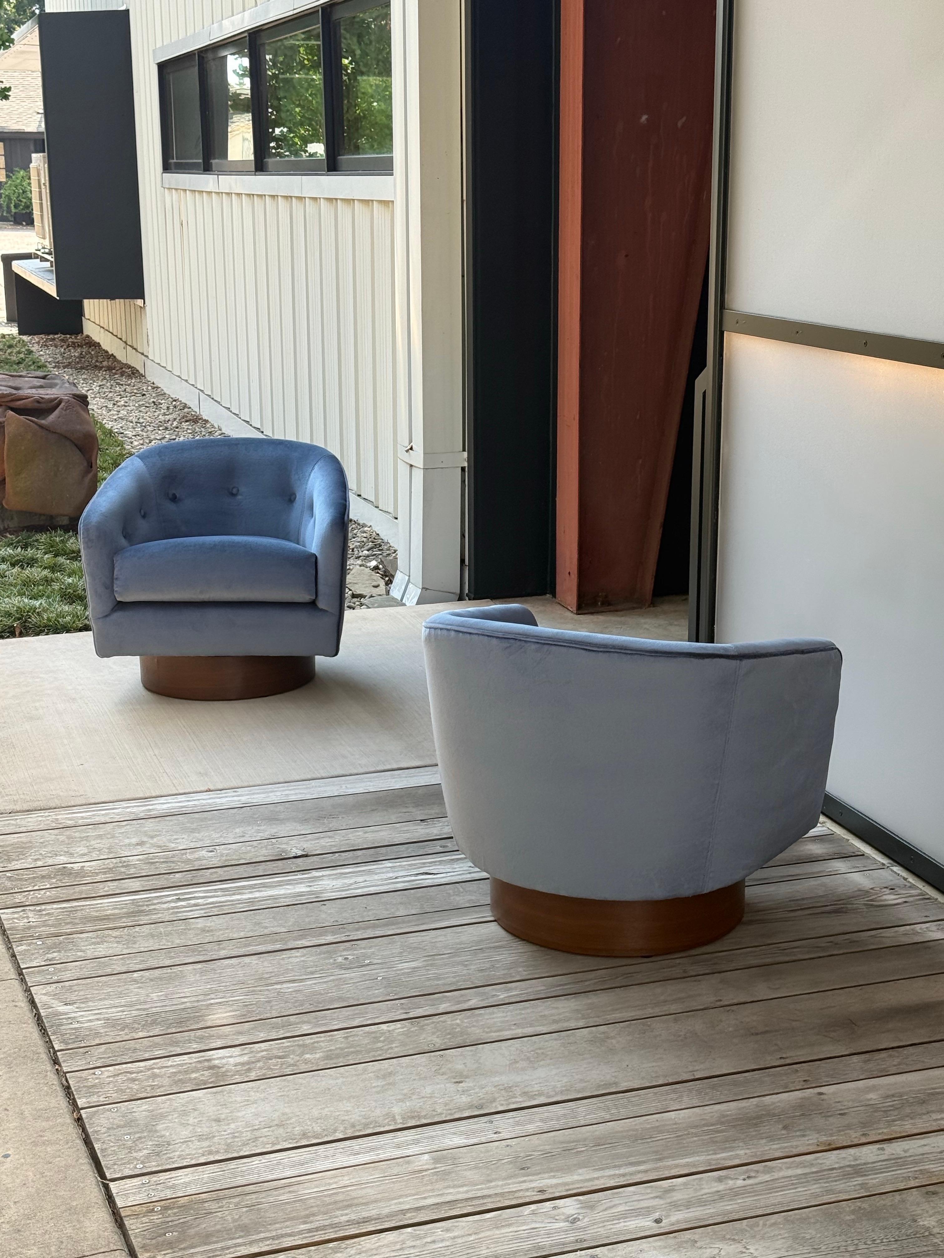 Mid-Century Modern Paire de fauteuils pivotants en velours bleu du milieu du siècle par Milo Baughman en vente