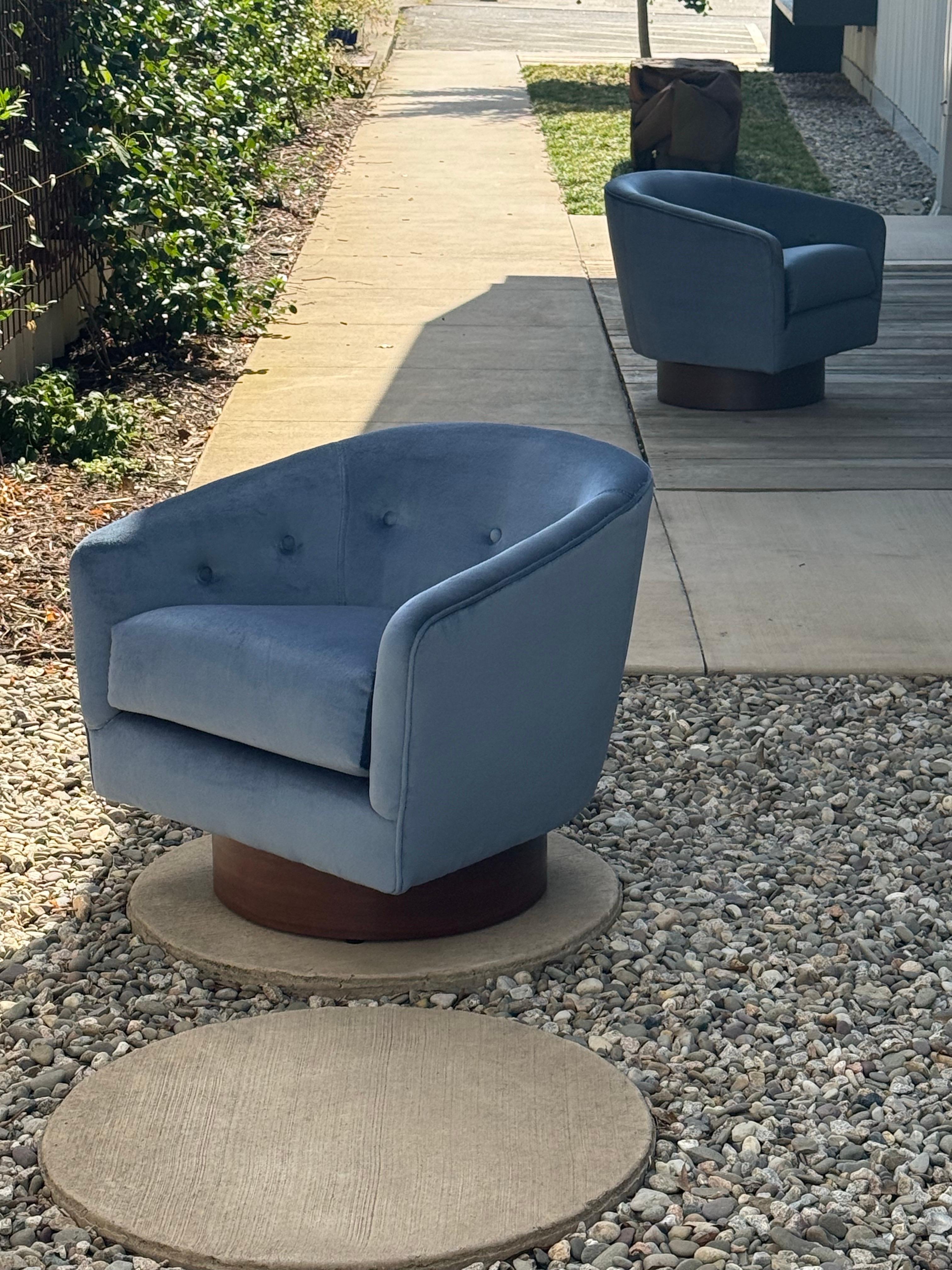 Américain Paire de fauteuils pivotants en velours bleu du milieu du siècle par Milo Baughman en vente