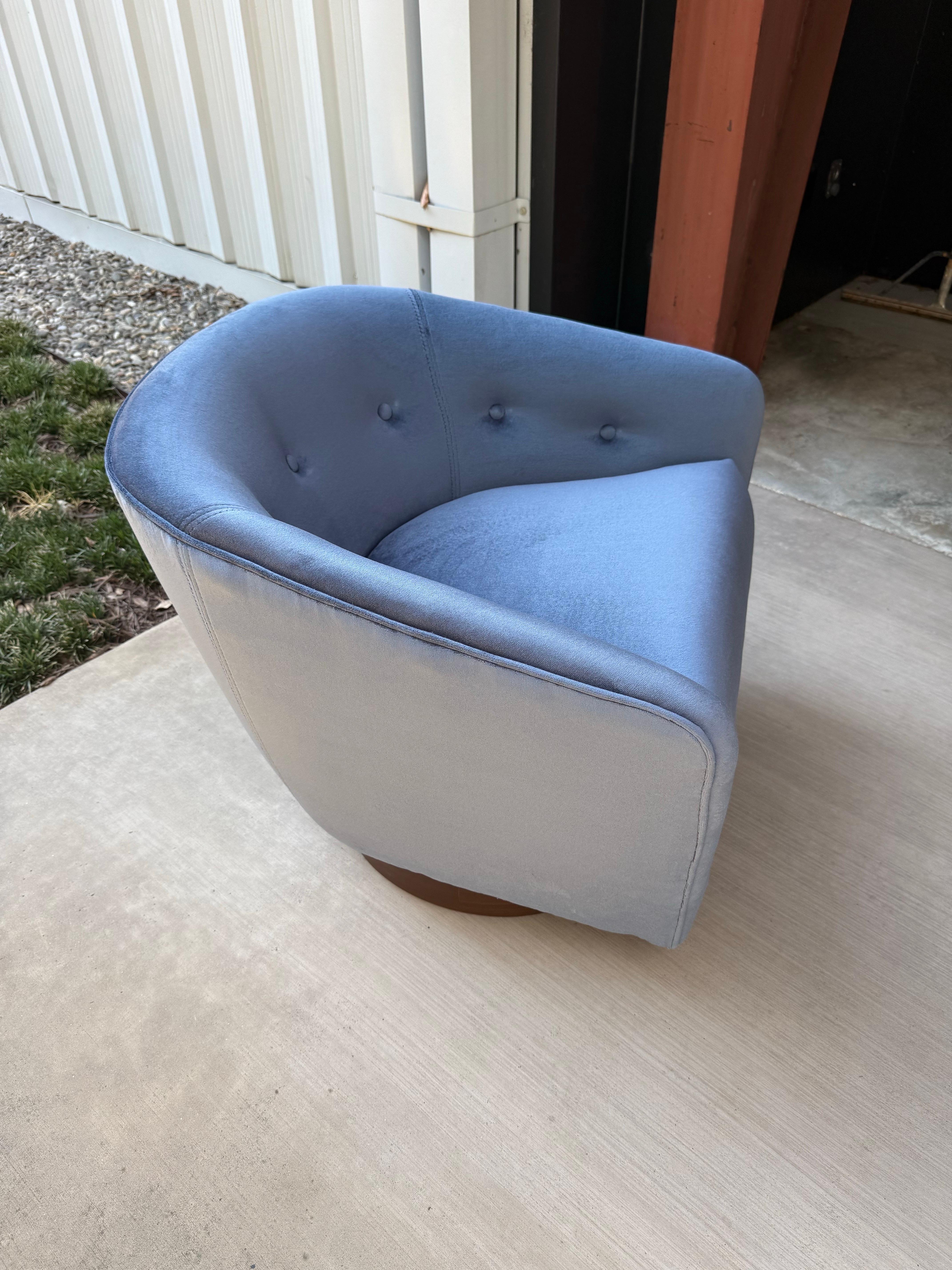 Fin du 20e siècle Paire de fauteuils pivotants en velours bleu du milieu du siècle par Milo Baughman en vente