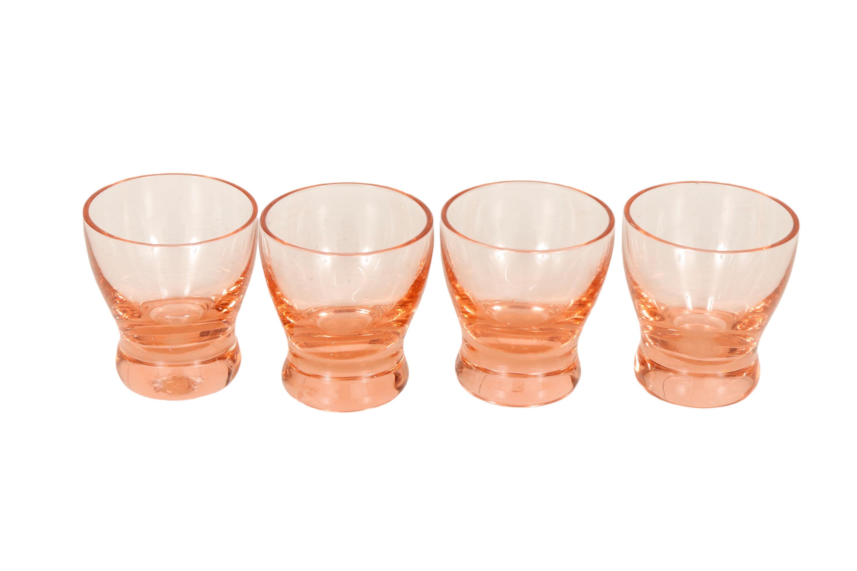 Un ensemble de quatre verres à liqueur en verre soufflé du milieu du siècle, de couleur blush. Dimensions par verre.
