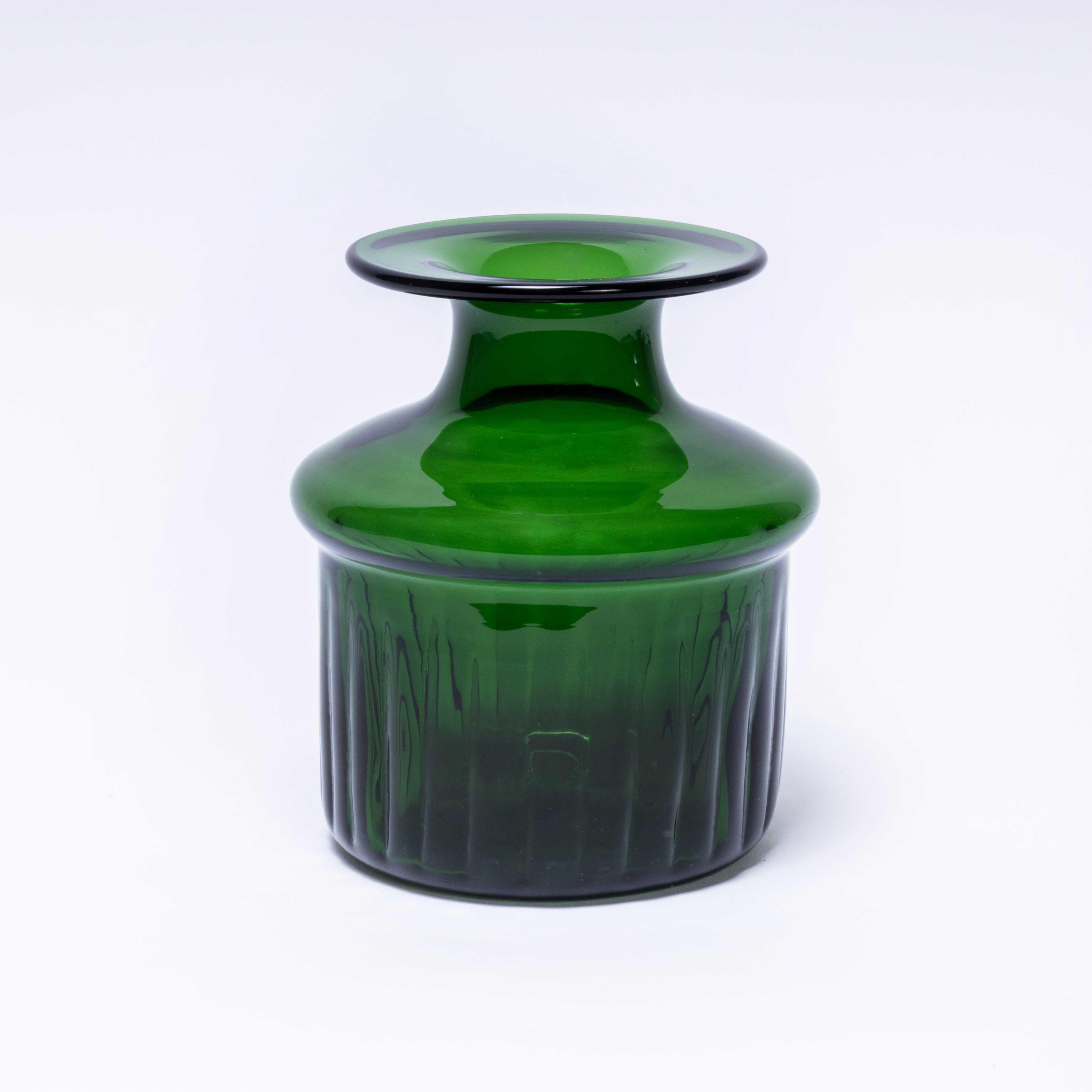 Mid century boda Afors Swedish green vase art glass
Mid century boda Afors Swedish green vase art glass. Stunning green vase made in Sweden for Boda Afors. Bertil Vallien is one of Sweden?s most acclaimed glass artist of the 2nd half of the 20th