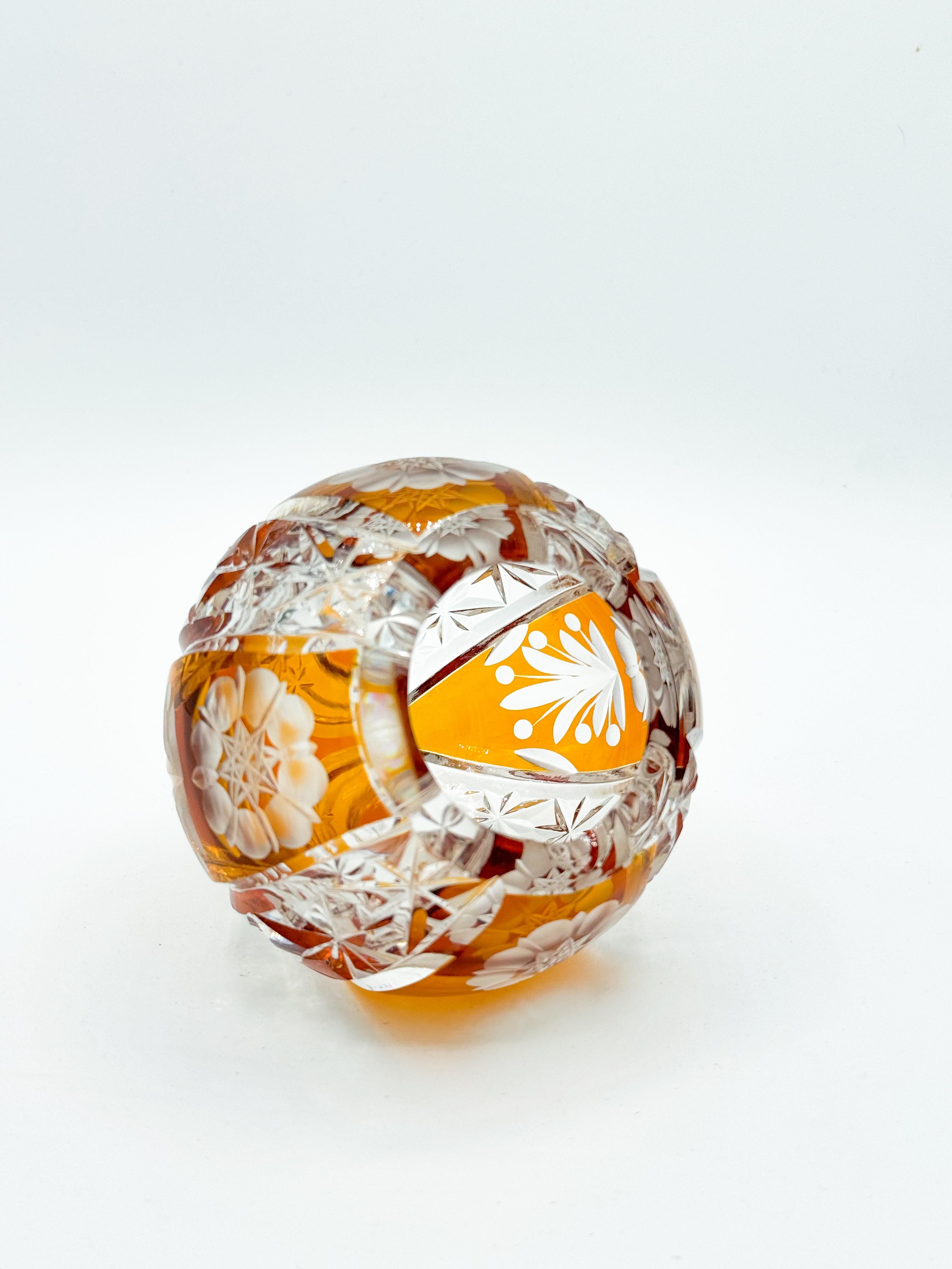 Böhmischer Aschenbecher aus der Jahrhundertmitte mit orangefarbenem Bernstein im Kristallschliff (Moderne der Mitte des Jahrhunderts)