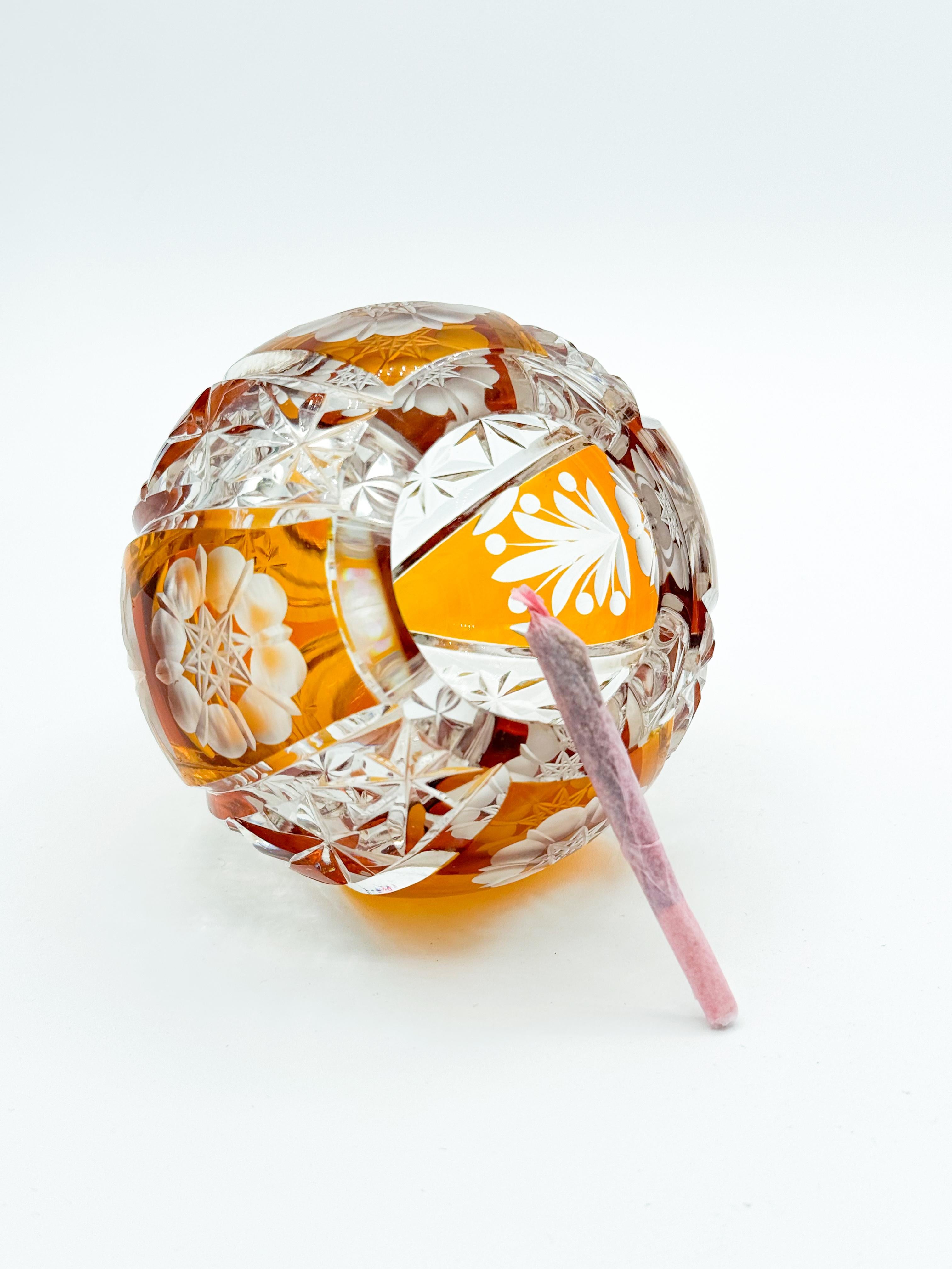 Böhmischer Aschenbecher aus der Jahrhundertmitte mit orangefarbenem Bernstein im Kristallschliff (Mitte des 20. Jahrhunderts)