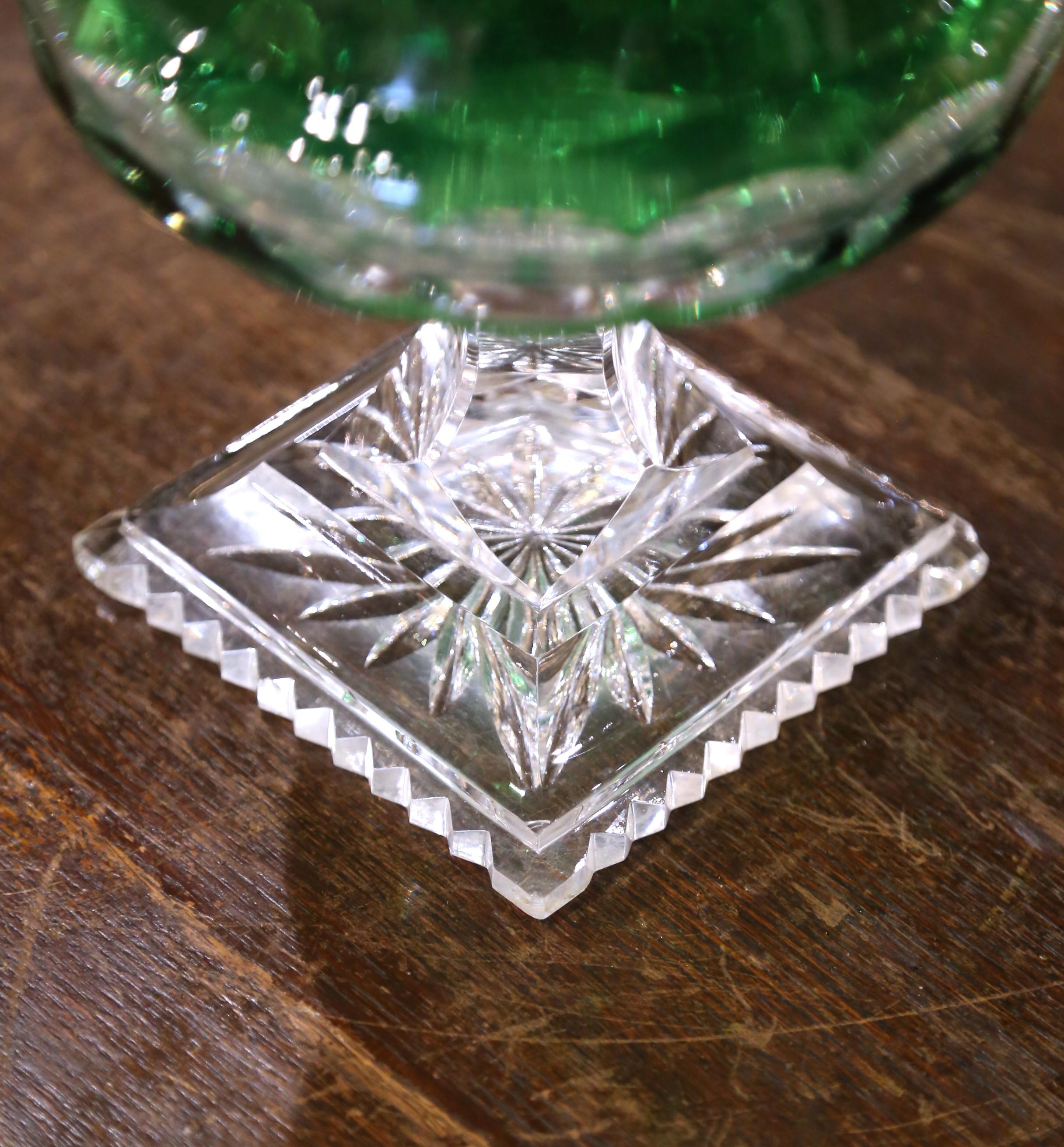 Mid-Century Bohemian Cut-to-Clear Green Crystal Compote with Starburst Motifs im Zustand „Gut“ im Angebot in Dallas, TX