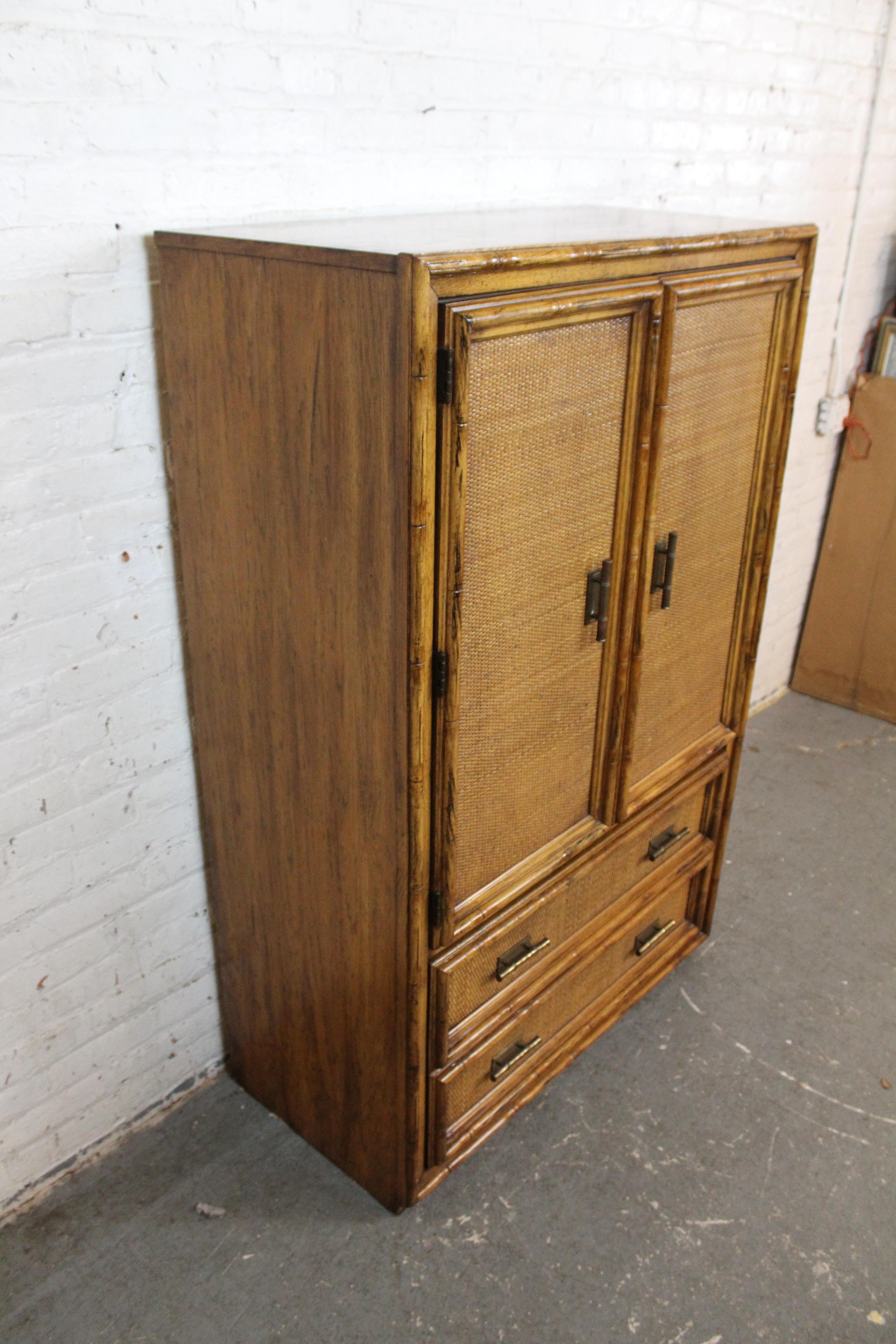 Mid-Century Modern Armoire Bohème du milieu du siècle en faux bambou Oak Oak en vente
