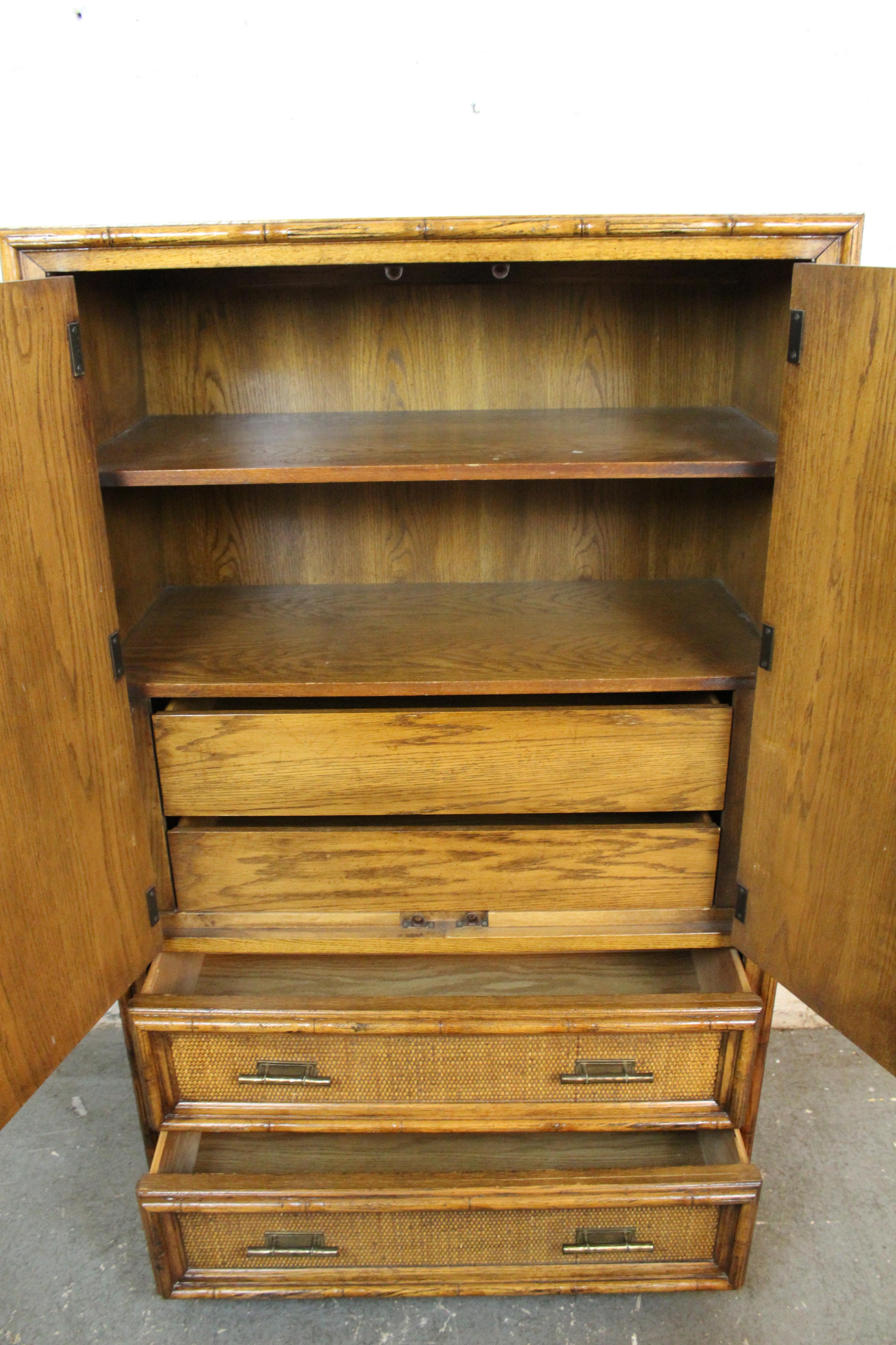 Américain Armoire Bohème du milieu du siècle en faux bambou Oak Oak en vente
