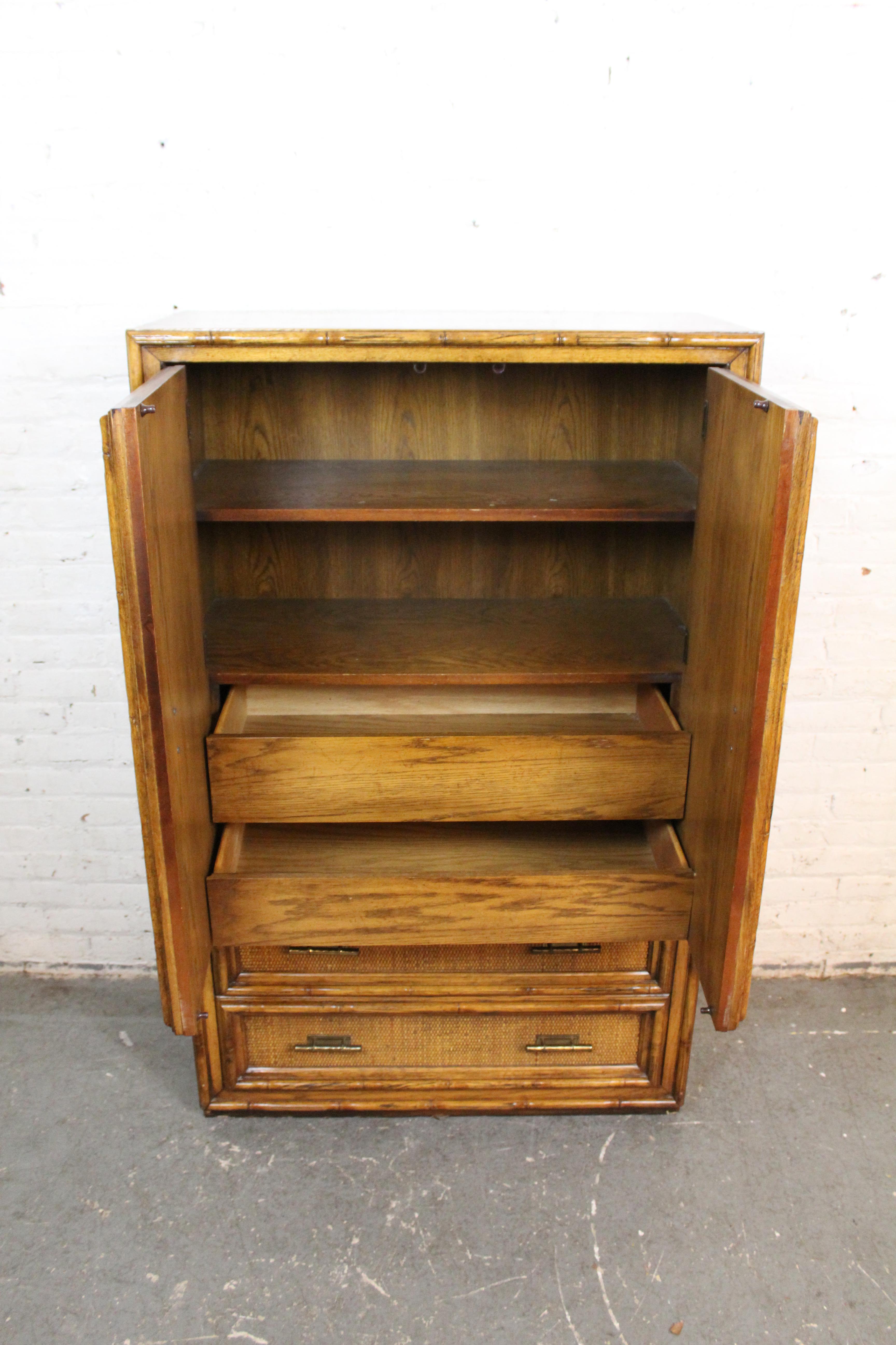 Sculpté Armoire Bohème du milieu du siècle en faux bambou Oak Oak en vente