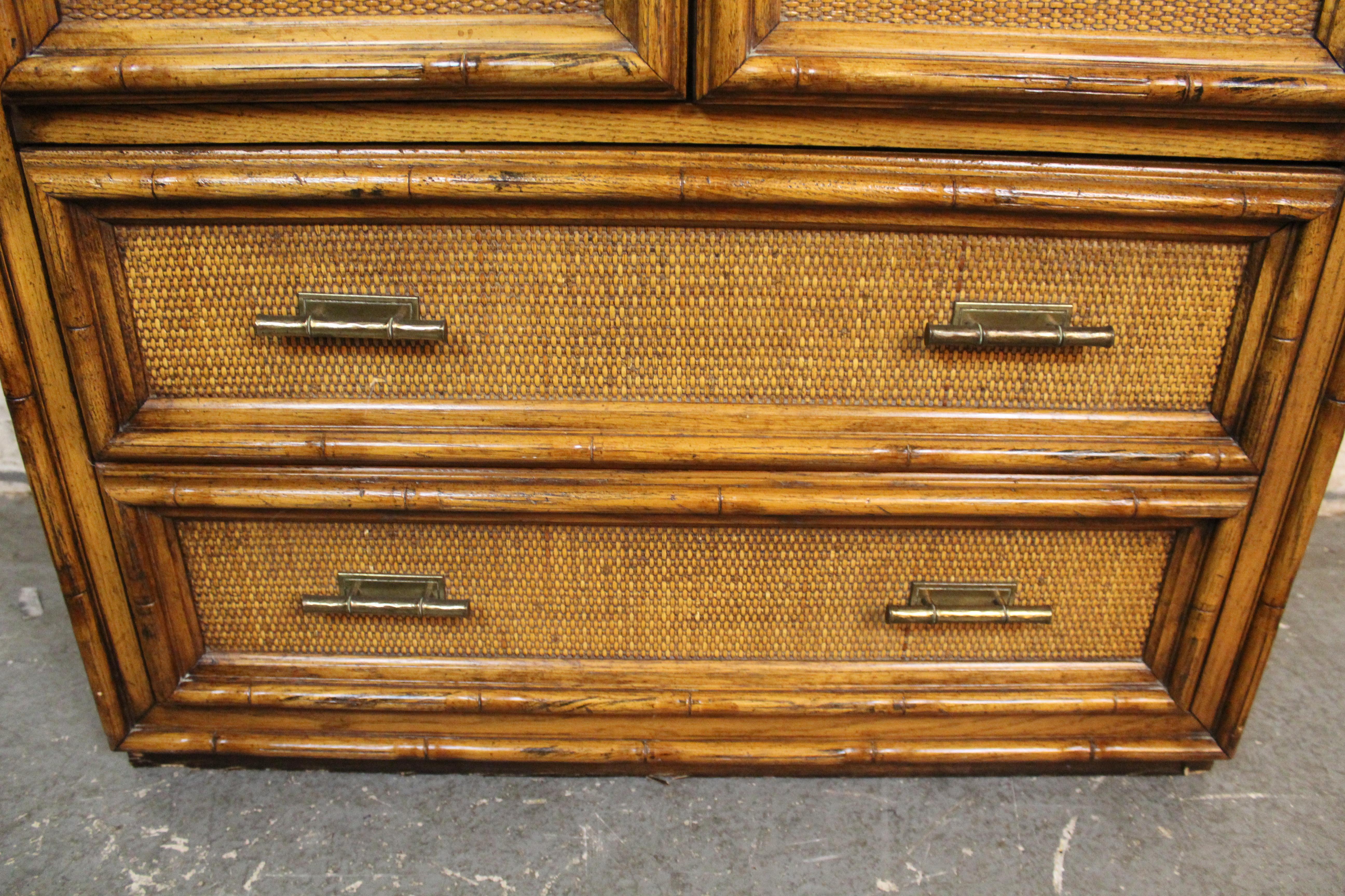 20ième siècle Armoire Bohème du milieu du siècle en faux bambou Oak Oak en vente