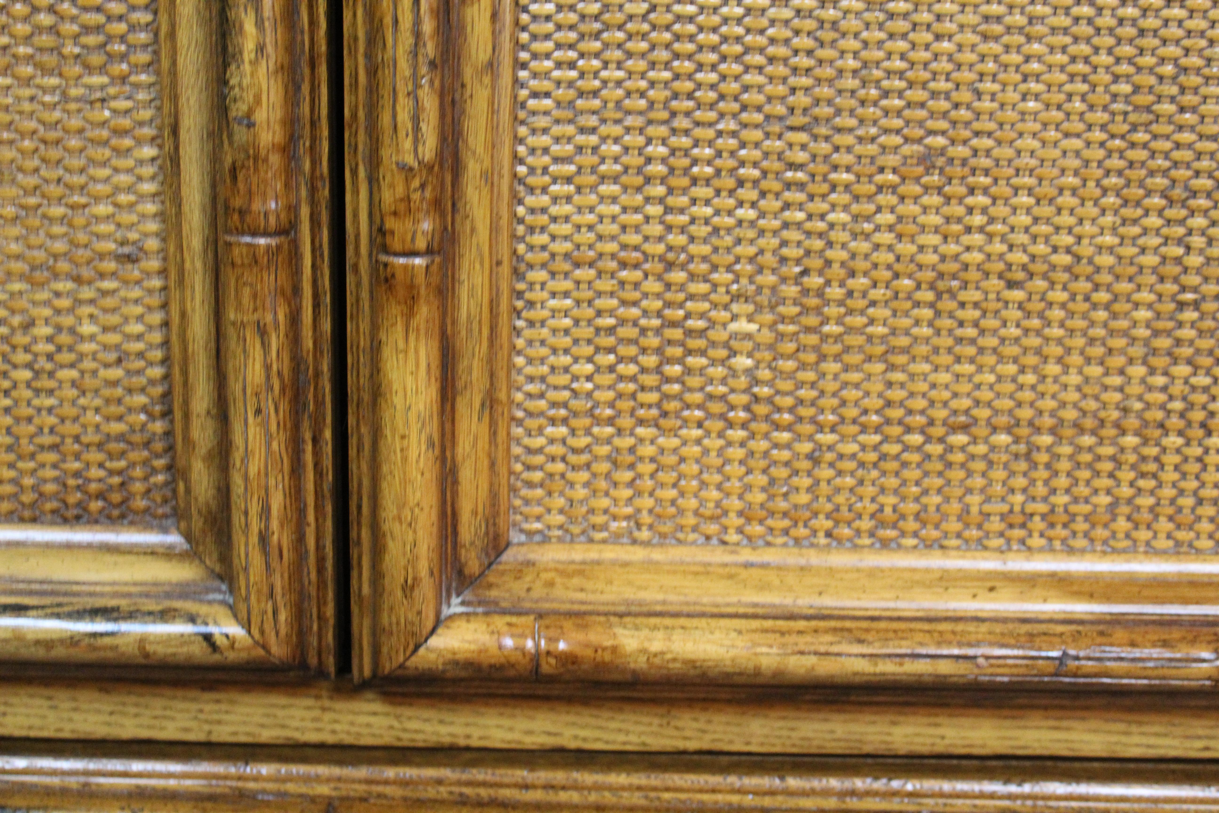 Métal Armoire Bohème du milieu du siècle en faux bambou Oak Oak en vente