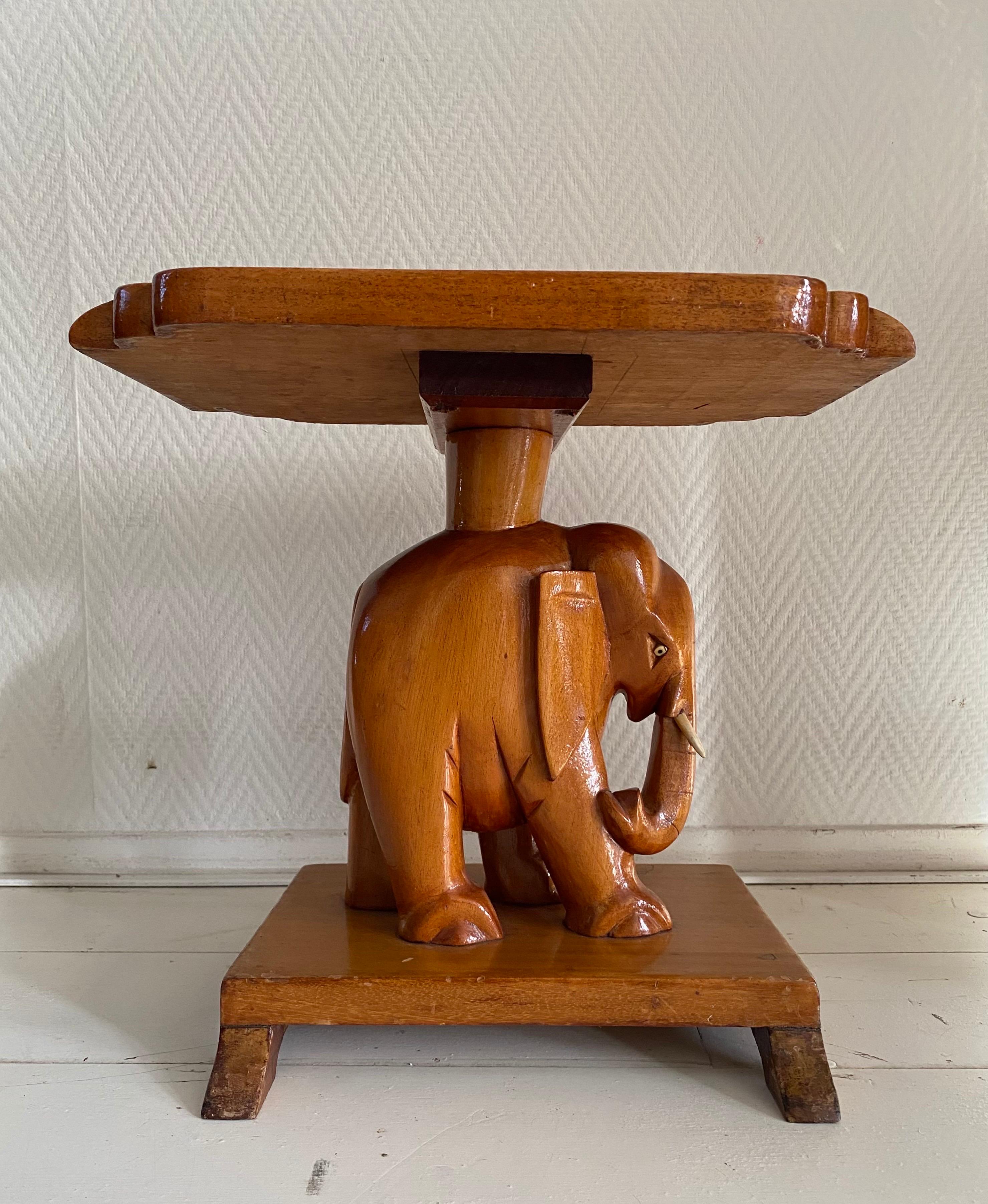 Merveilleux  Table d'appoint en forme d'éléphant, moderne et sculptée à la main.
La table a été fabriquée en bois de teck et laquée.  Il reste en bon état vintage avec quelques signes d'âge et d'utilisation, voir les photos. Superbe style bohème !
