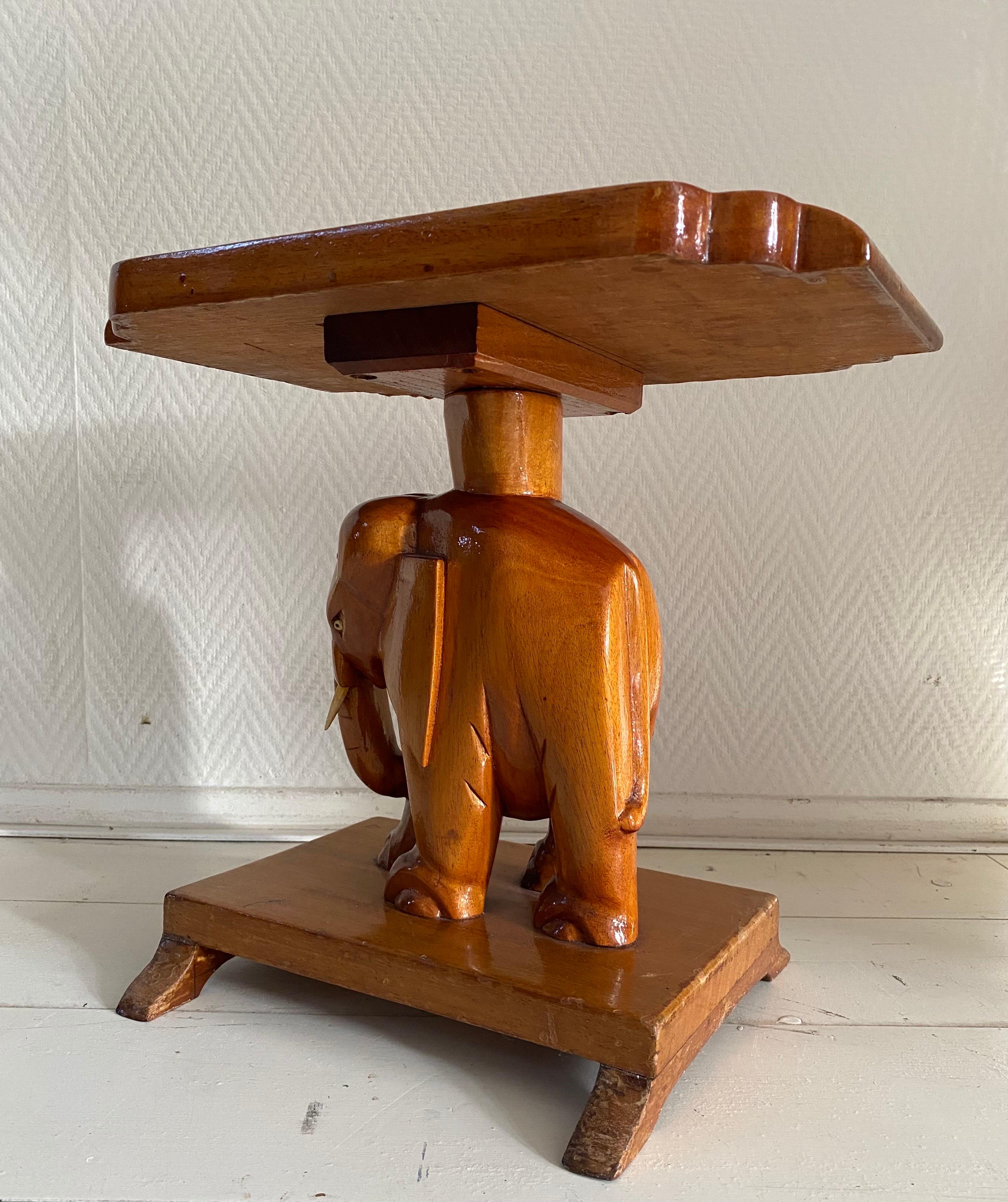 Mid-Century, Bohemian Hand-Carved Elephant Side Table  In Good Condition For Sale In Schagen, NL
