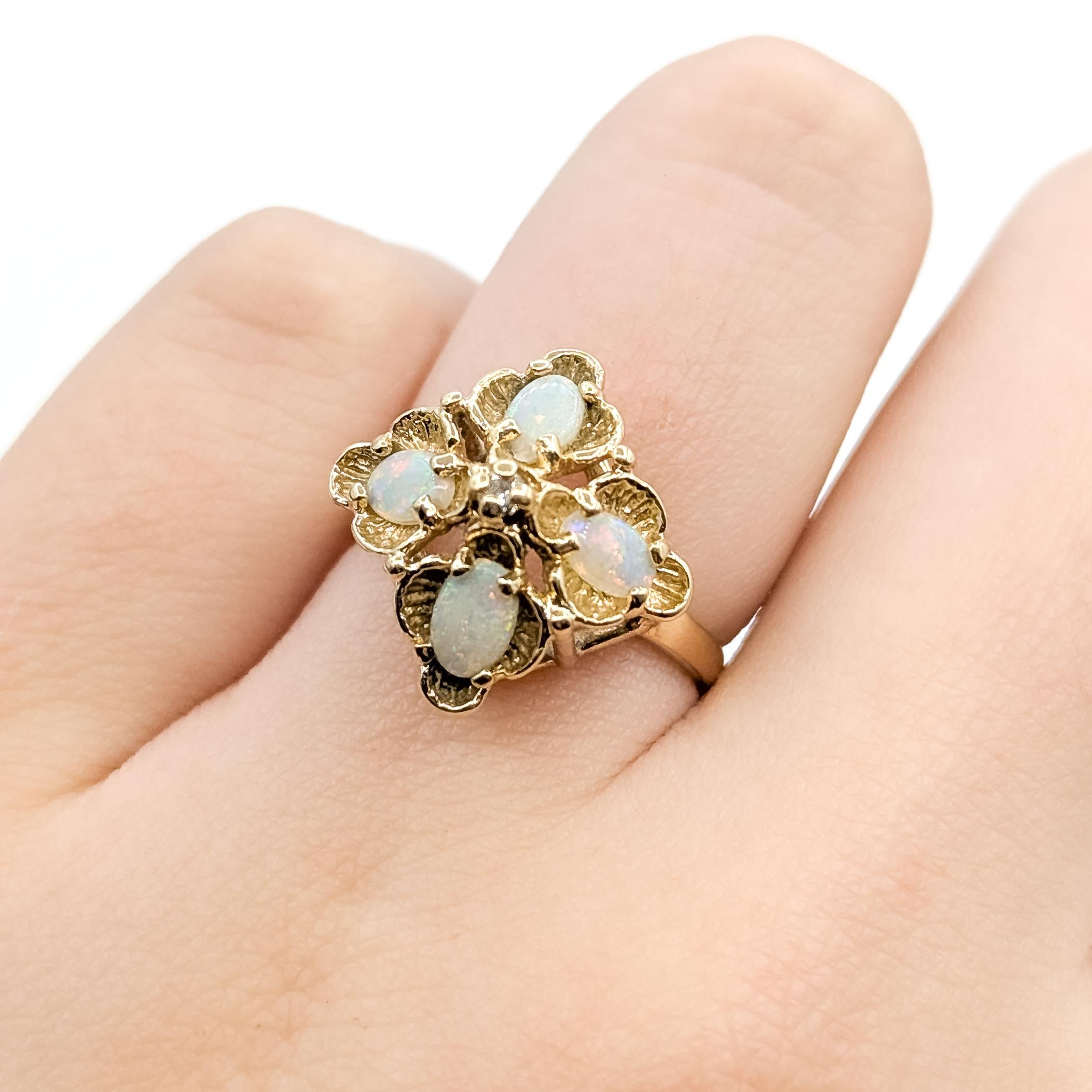 Anello Opale e Diamante Bohemien di metà secolo in 14 carati In condizioni ottime in vendita a Bloomington, MN