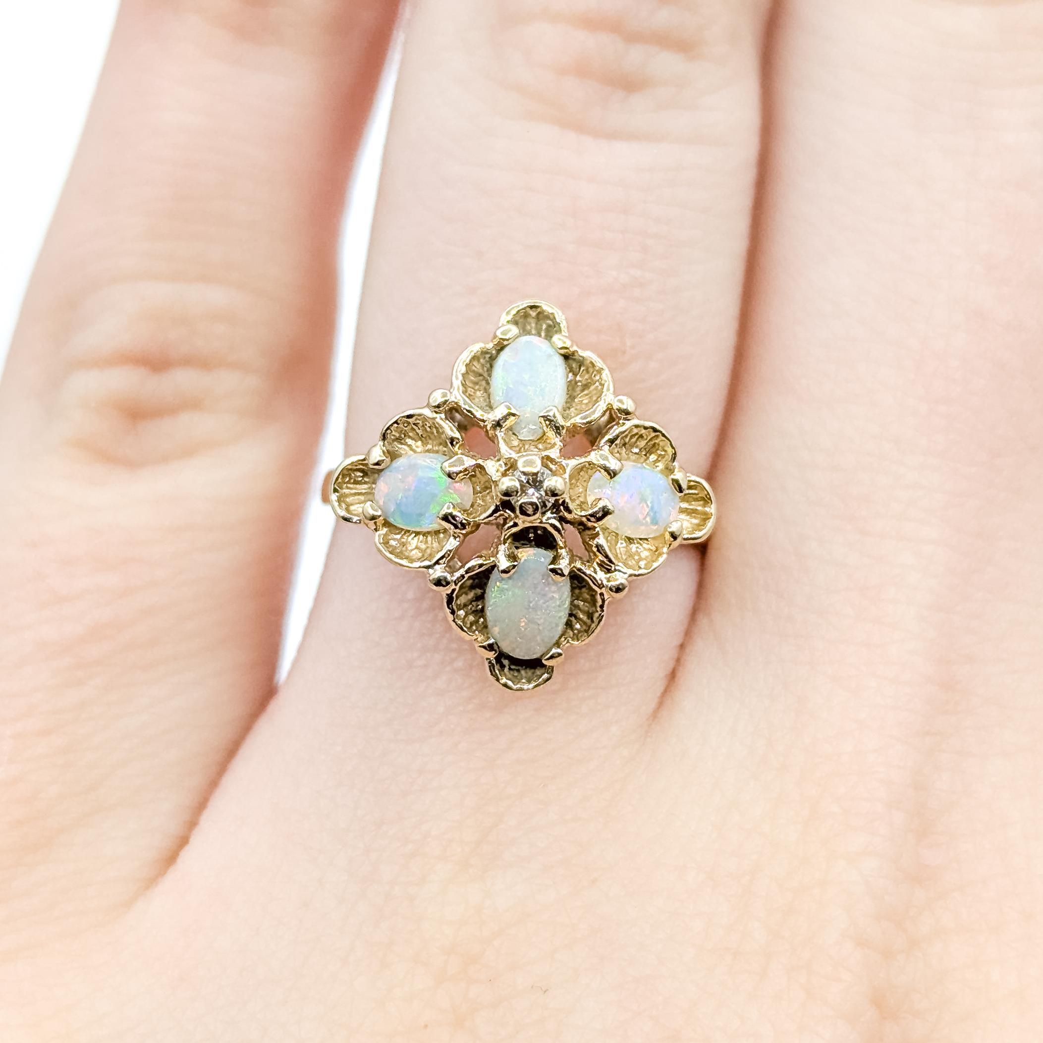 Donna Anello Opale e Diamante Bohemien di metà secolo in 14 carati in vendita