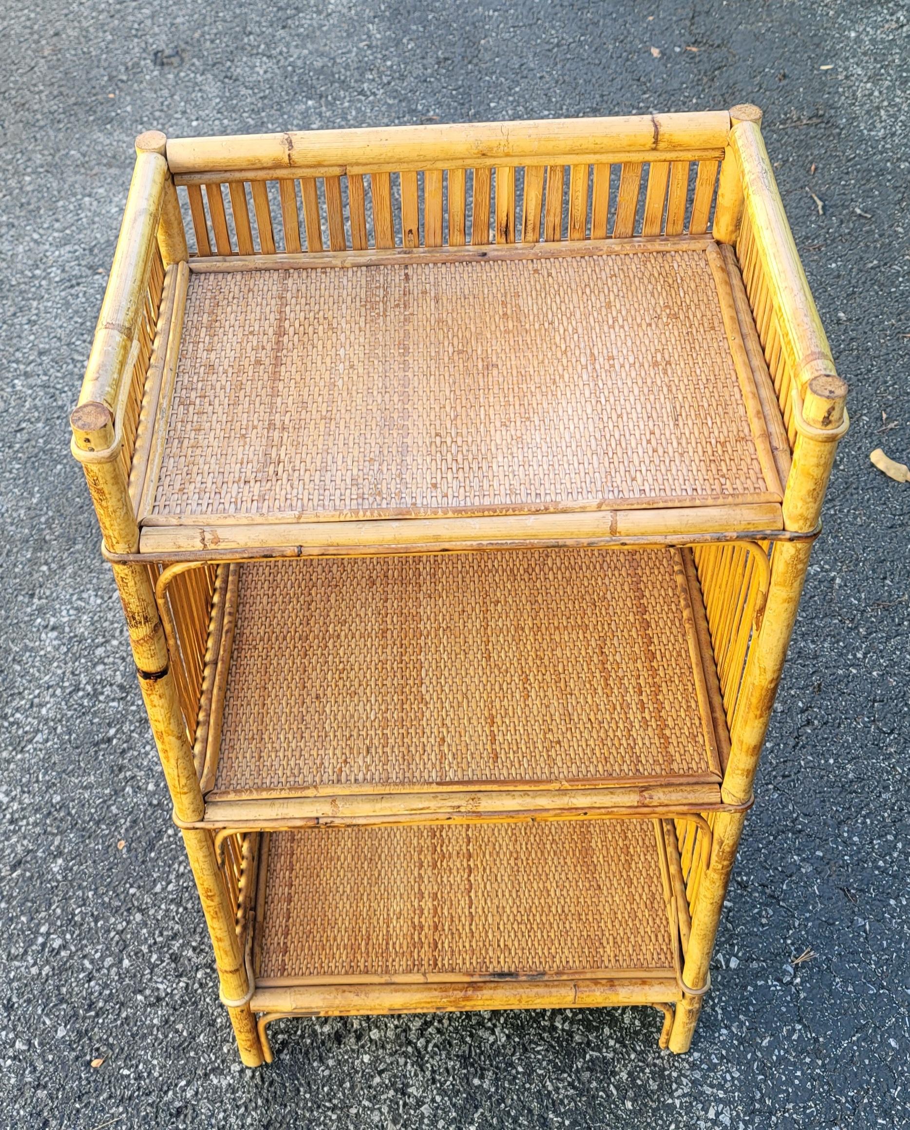 Mid-century Boho chic split bamboo rattan wicker low bookcase etagere in very good vintage condition. 
Measures 16