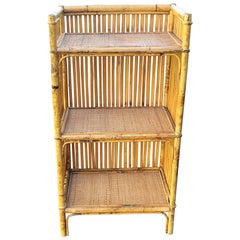 Etagère basse en bambou, rotin et osier de style bohème du milieu du siècle.