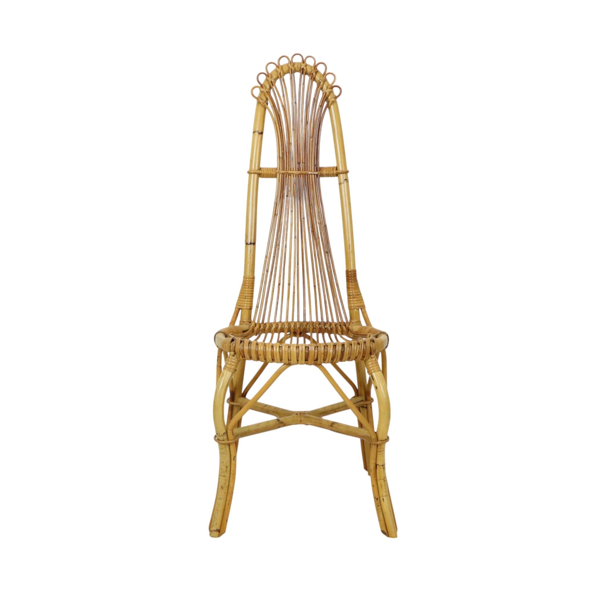 Preciosa silla de diseño de mediados de siglo de bambú y ratán, totalmente de estilo boho, fabricación italiana de los años 60.

Esta hermosa silla tiene un asiento alto y redondo, las líneas gráciles y elegantes hacen de esta silla boho una joya