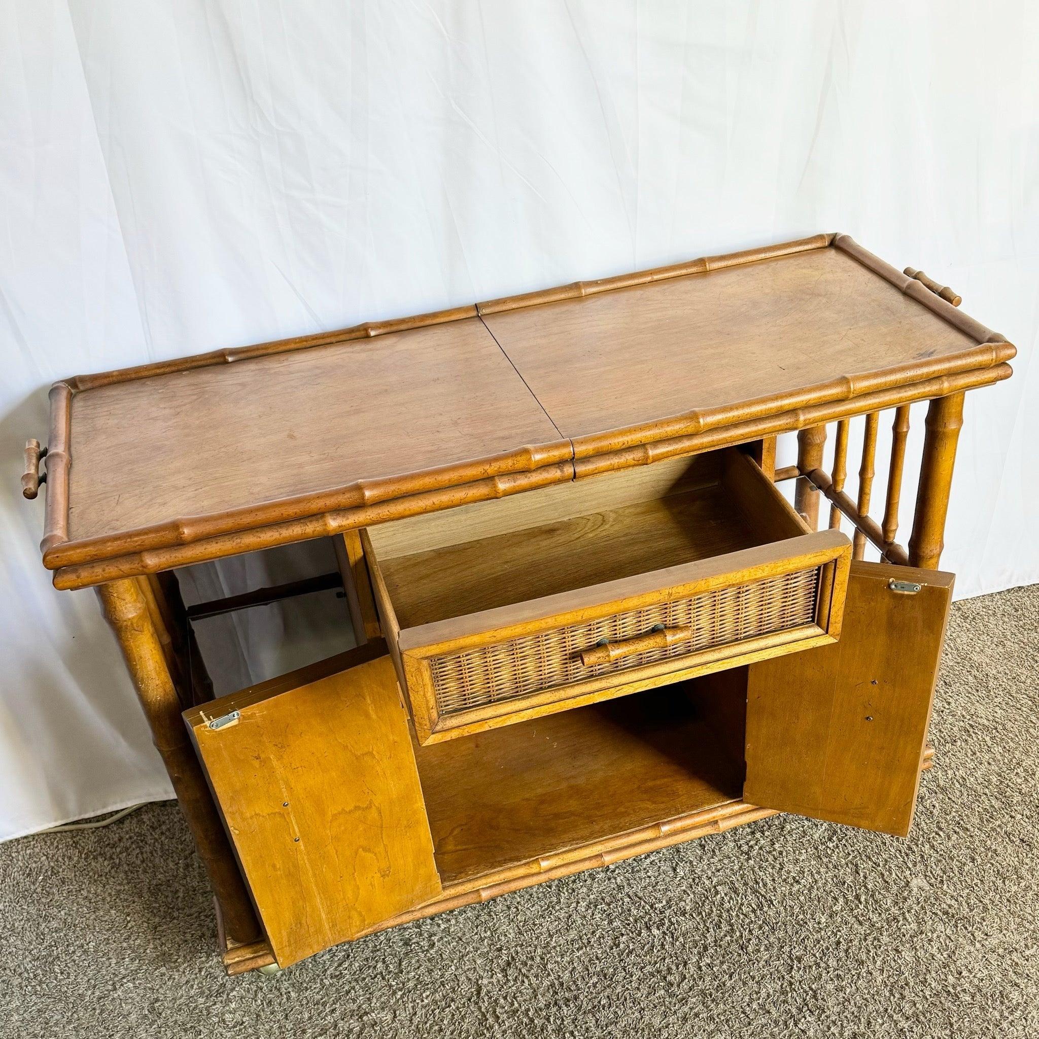 Mid Century Boho Faux Bamboo Wicker Buffet/Bar Cart by American of Martinsville In condizioni buone in vendita a Delray Beach, FL