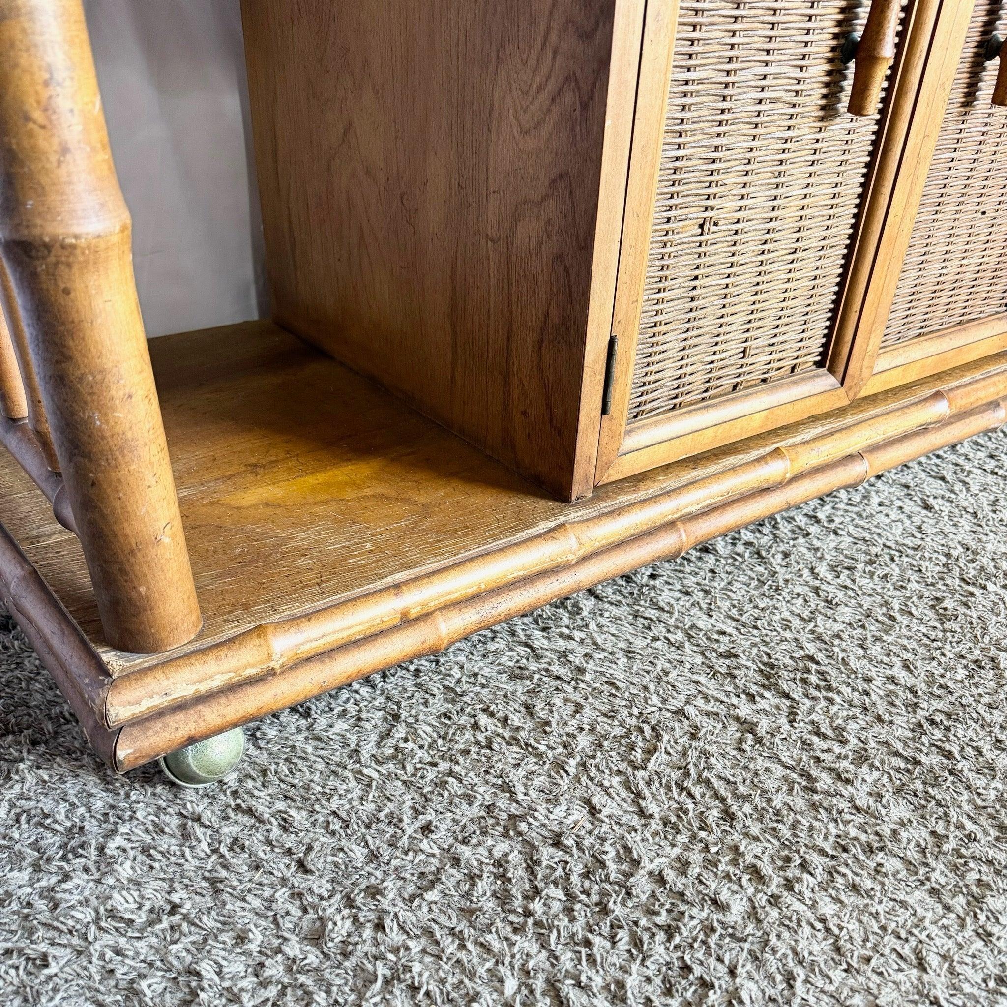 Finto bambù Mid Century Boho Faux Bamboo Wicker Buffet/Bar Cart by American of Martinsville in vendita