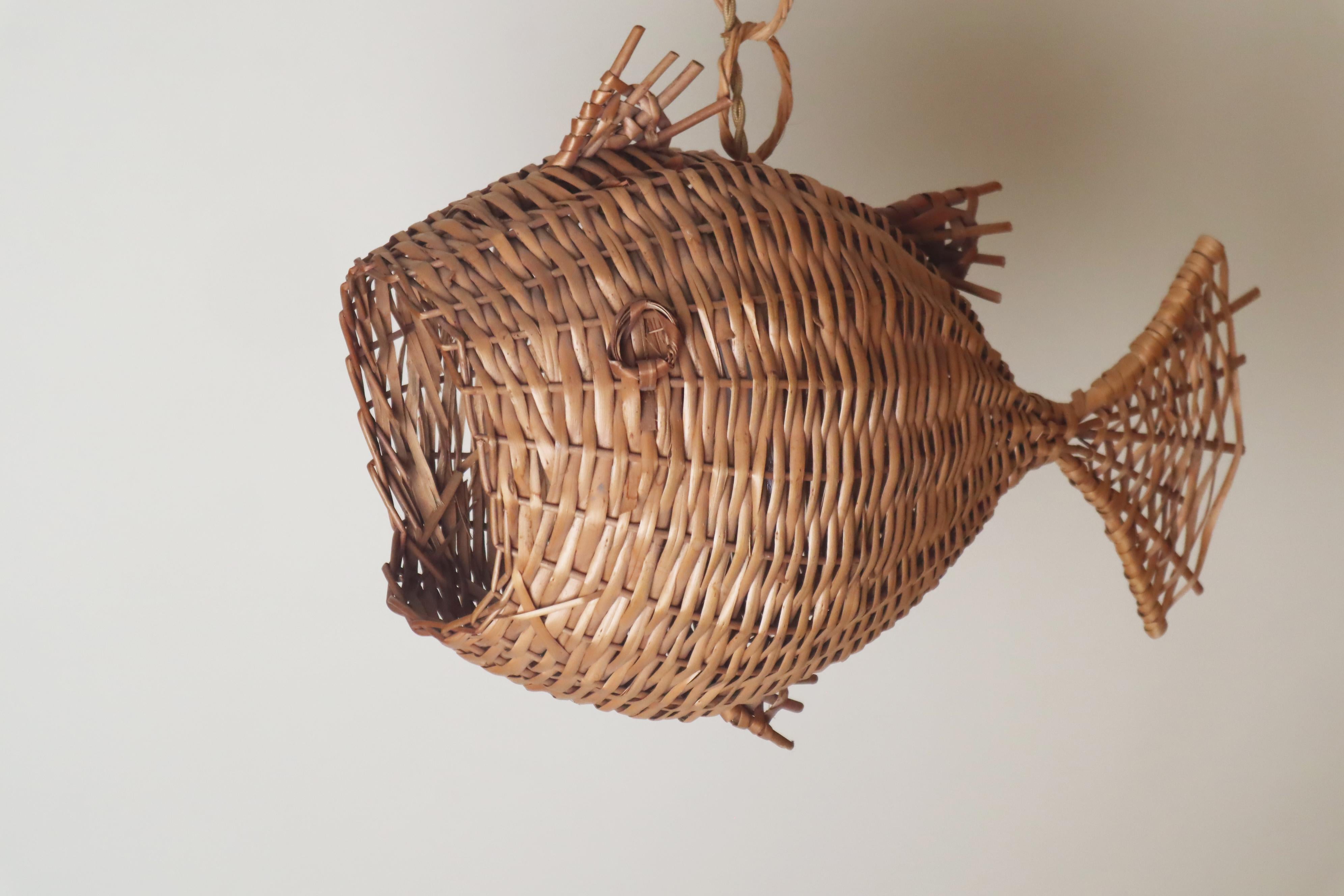 Dieser außergewöhnlich schöne Fisch wurde von einem Künstler aus Weide geflochten und stammt aus den 1950er bis 1960er Jahren. Sein meisterhaftes Design zeigt das künstlerische Können seines Schöpfers. Der Fisch hat Charakter und Charisma. Sie