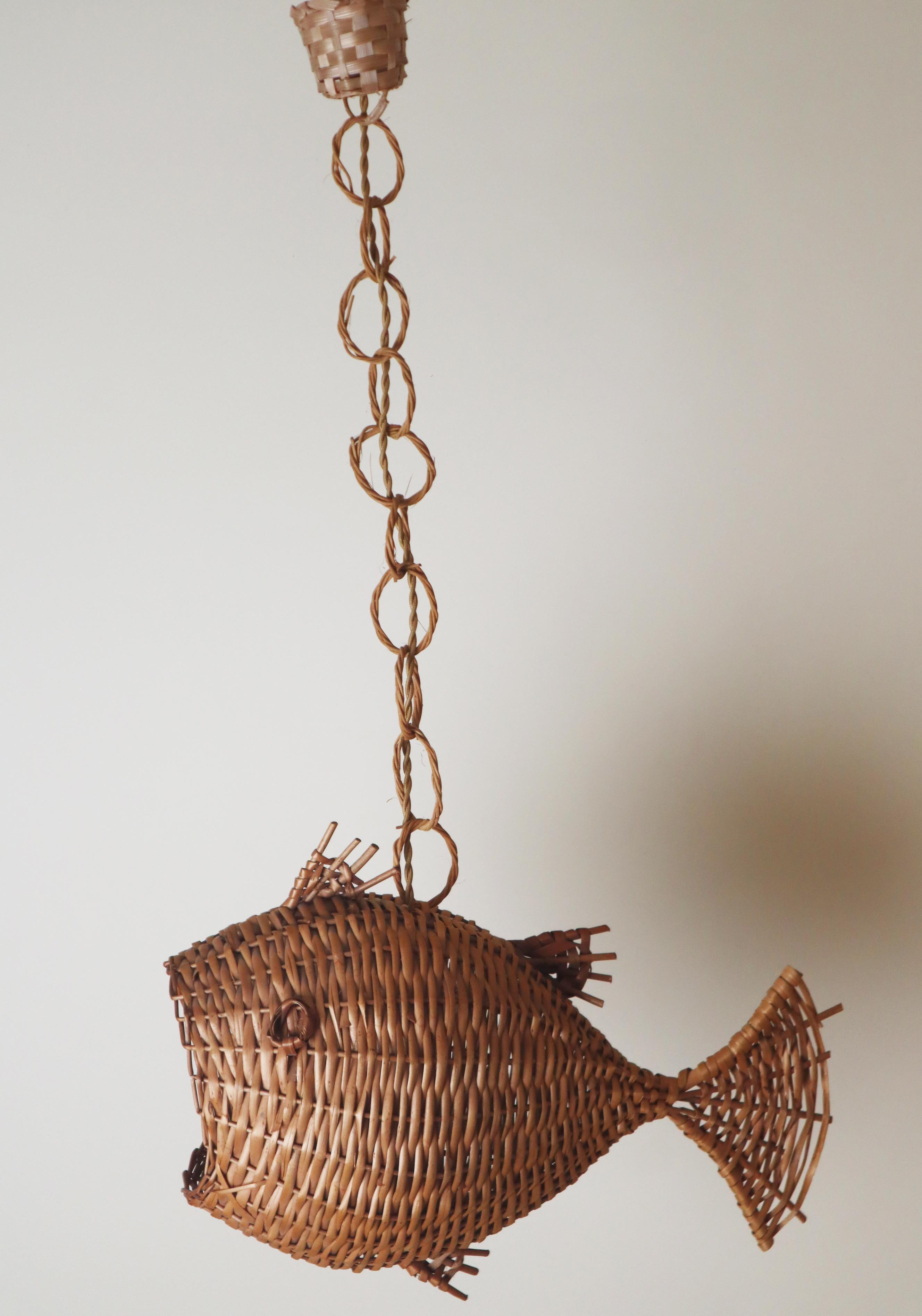 Mid Century Boho Französisch Wicker Fisch Deckenleuchte (Moderne der Mitte des Jahrhunderts) im Angebot
