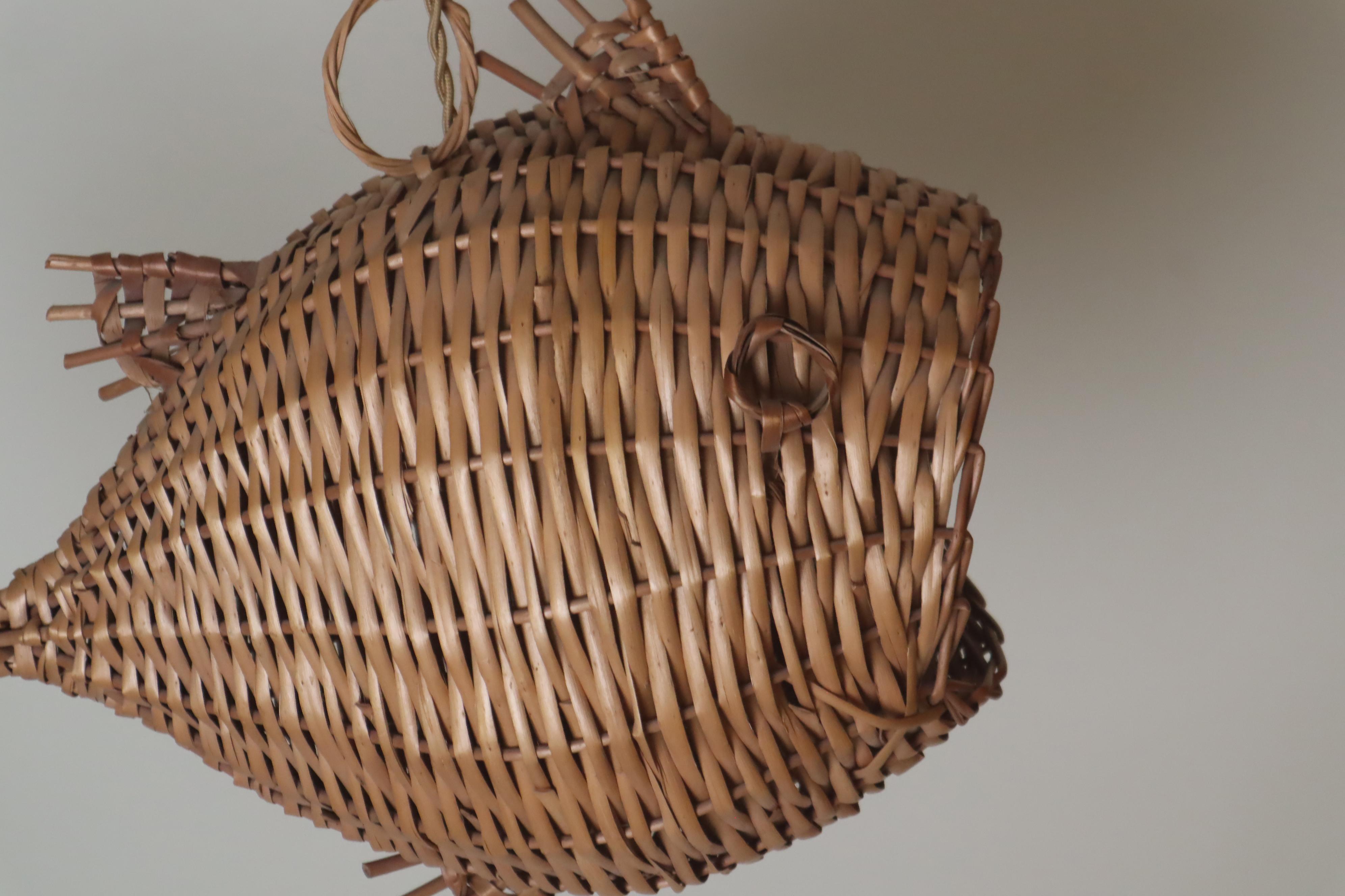 Mid Century Boho Französisch Wicker Fisch Deckenleuchte (Mitte des 20. Jahrhunderts) im Angebot