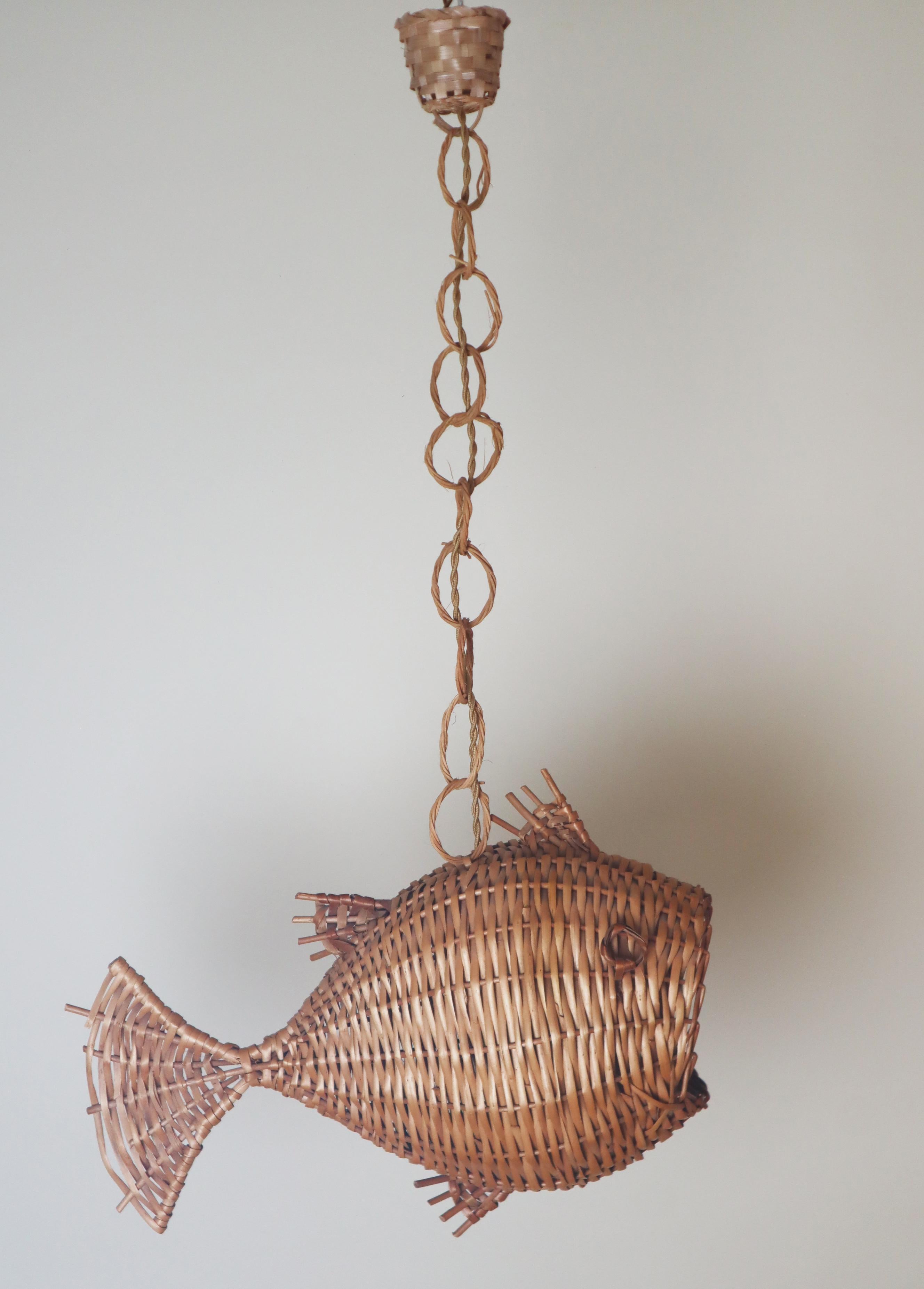 Mid Century Boho Französisch Wicker Fisch Deckenleuchte (Korbweide) im Angebot