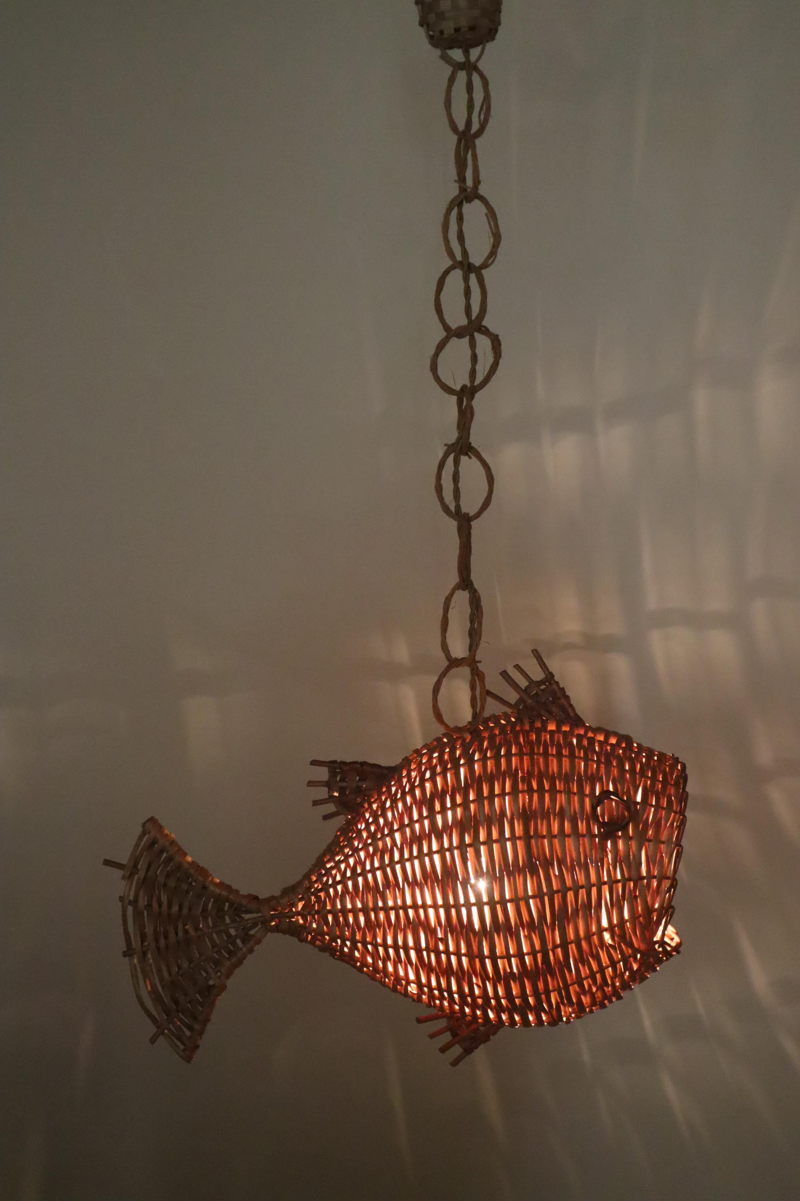 Mid Century Boho Französisch Wicker Fisch Deckenleuchte im Angebot 1