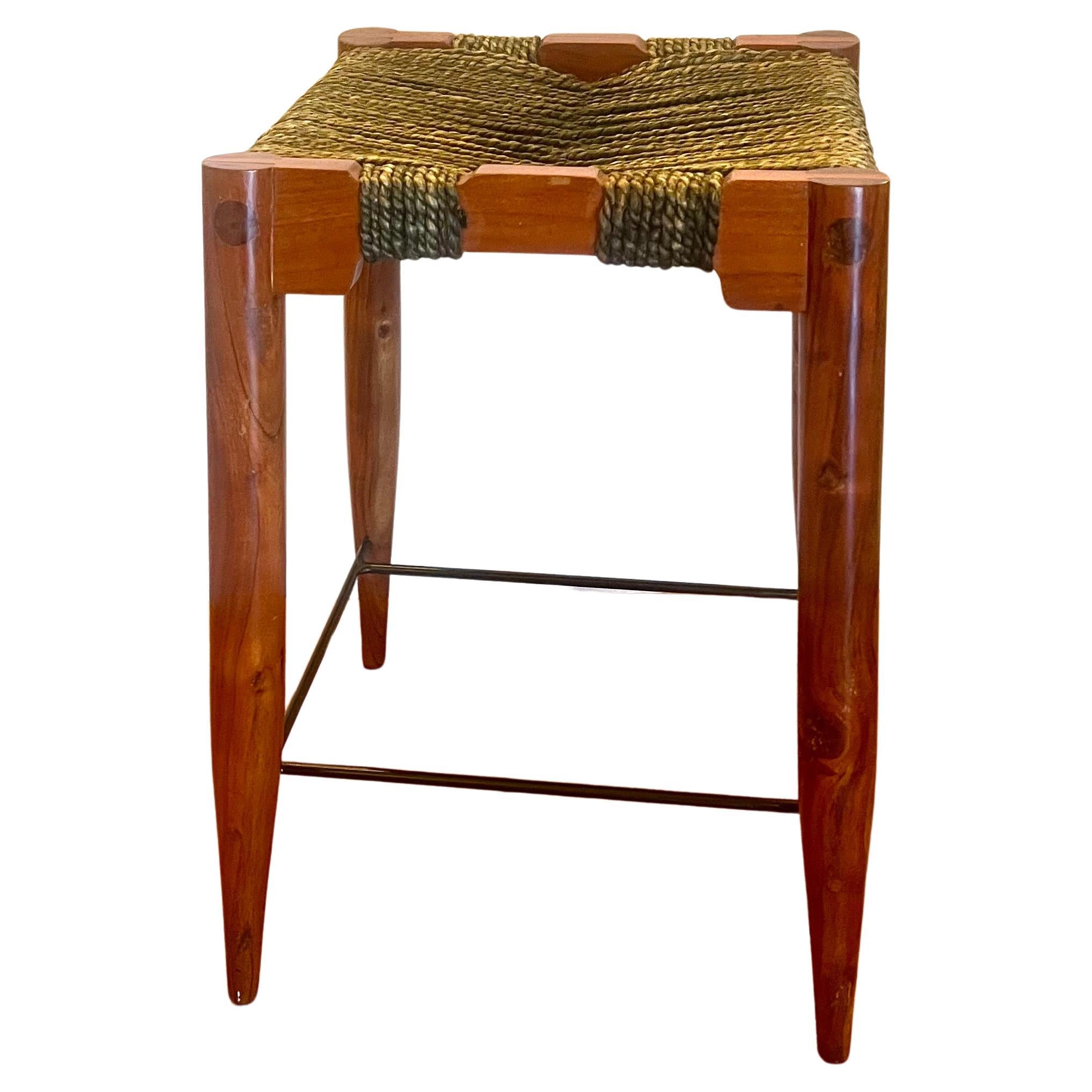 Tabouret d'artiste en noyer massif américain avec siège en corde et repose-pieds en fer solide et robuste qualité supérieure belle fabrication sans clous simple Mid Century  Style bohème idéal pour un coin artiste chaise supplémentaire.