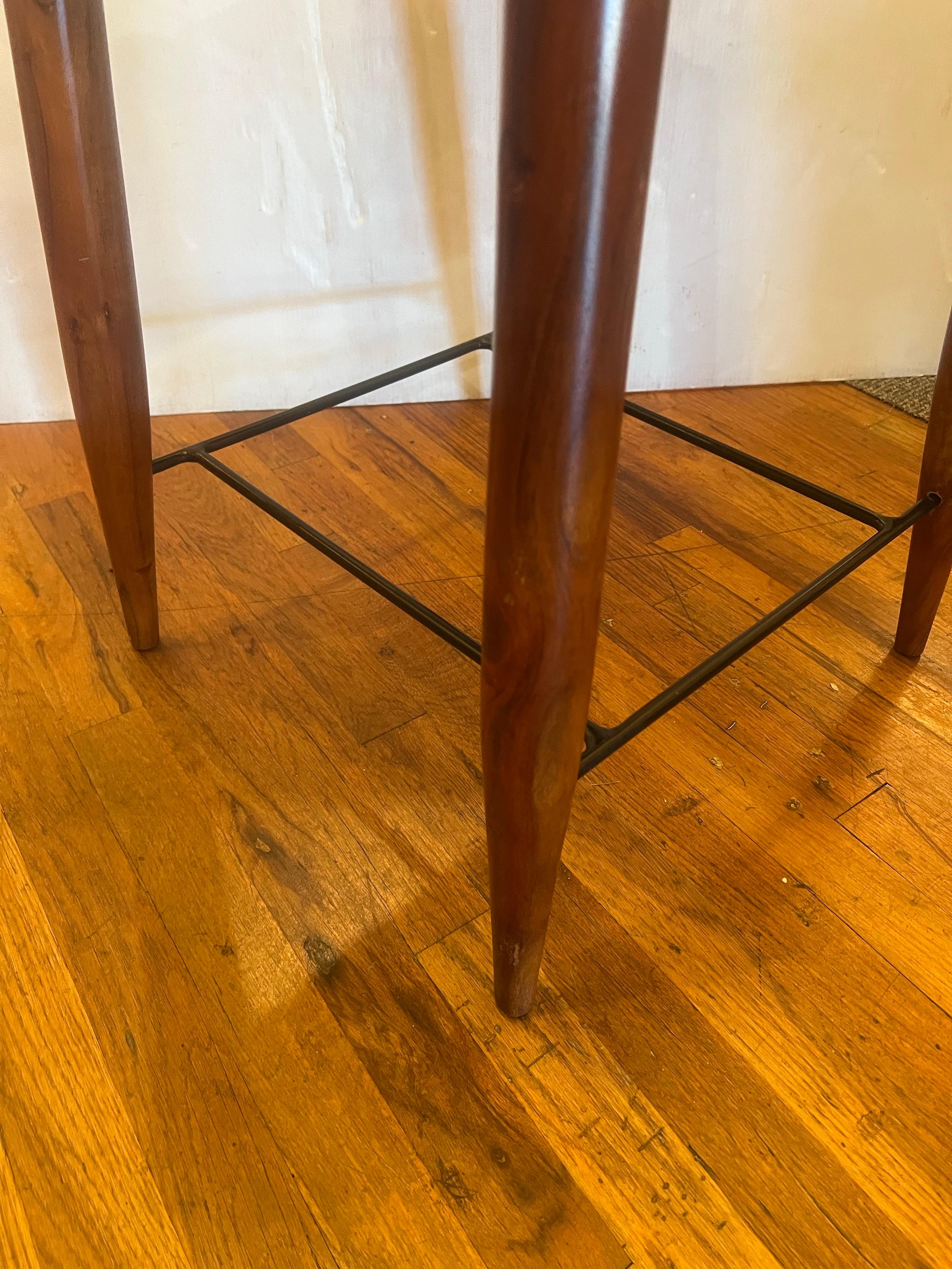 Mid-Century Modern Tabouret Boho du milieu du siècle en noyer massif avec assise en corde et repose-pieds en fer, fabriqué à la main en vente