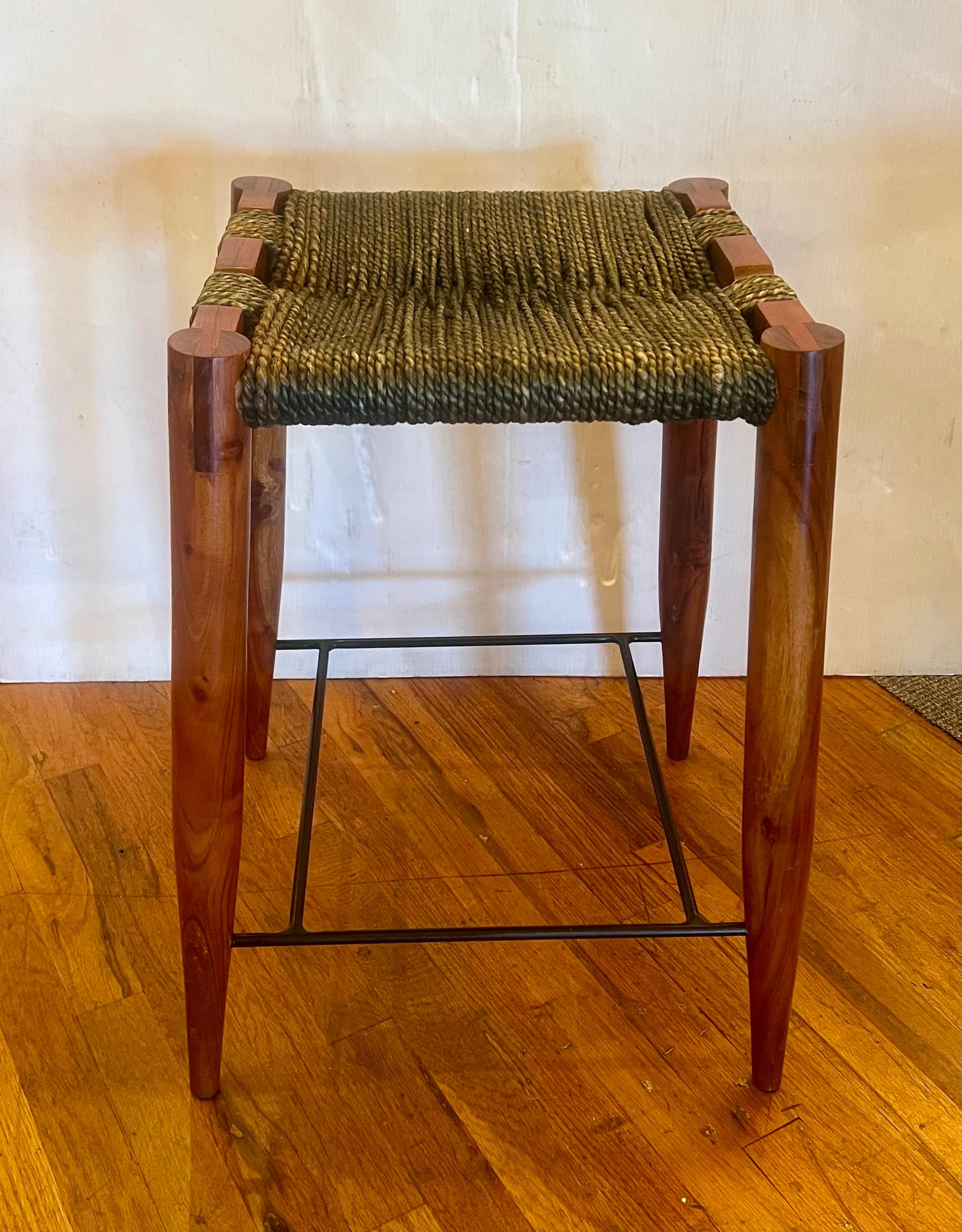 Américain Tabouret Boho du milieu du siècle en noyer massif avec assise en corde et repose-pieds en fer, fabriqué à la main en vente