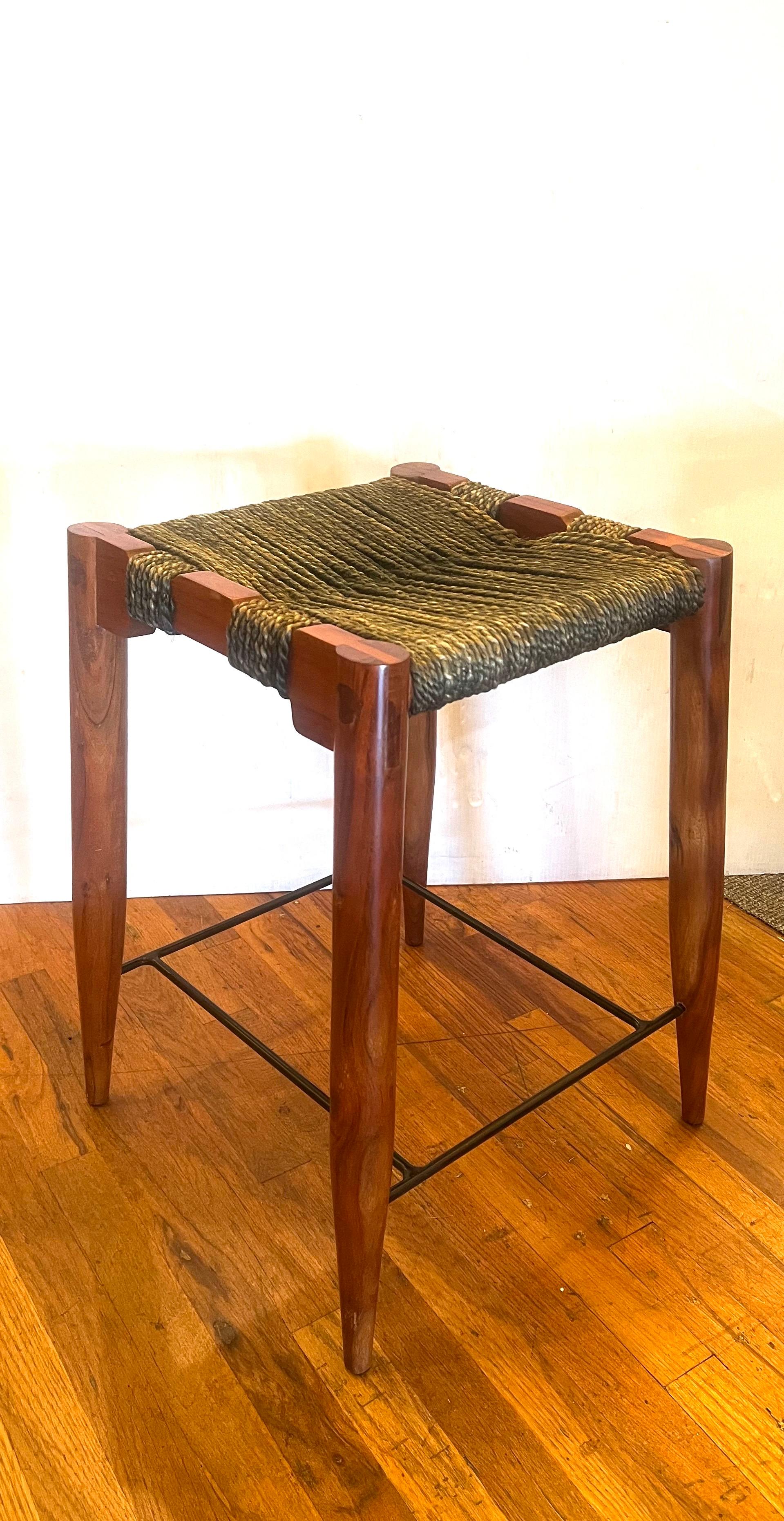 Tabouret Boho du milieu du siècle en noyer massif avec assise en corde et repose-pieds en fer, fabriqué à la main Bon état - En vente à San Diego, CA