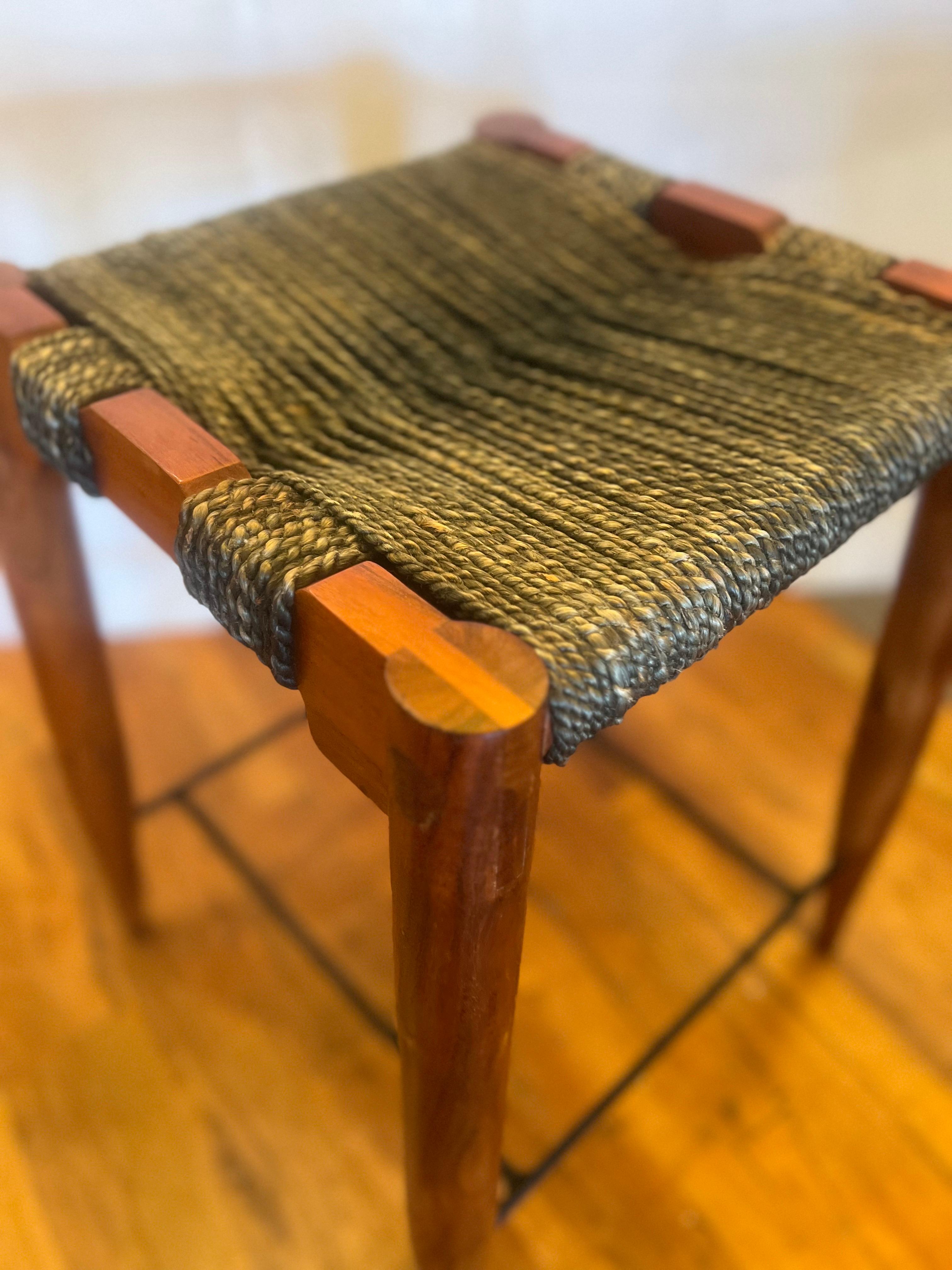 20ième siècle Tabouret Boho du milieu du siècle en noyer massif avec assise en corde et repose-pieds en fer, fabriqué à la main en vente