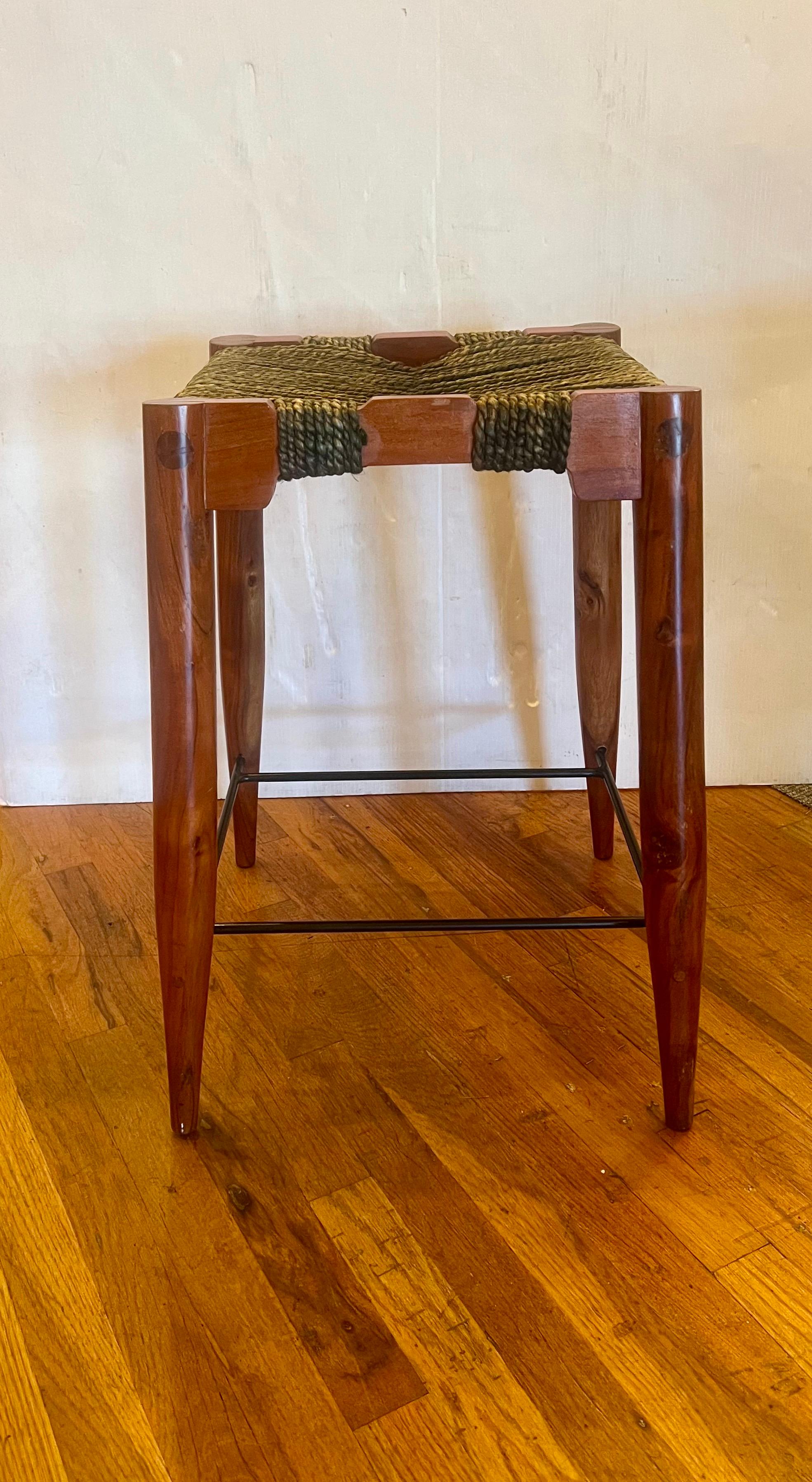 Corde Tabouret Boho du milieu du siècle en noyer massif avec assise en corde et repose-pieds en fer, fabriqué à la main en vente