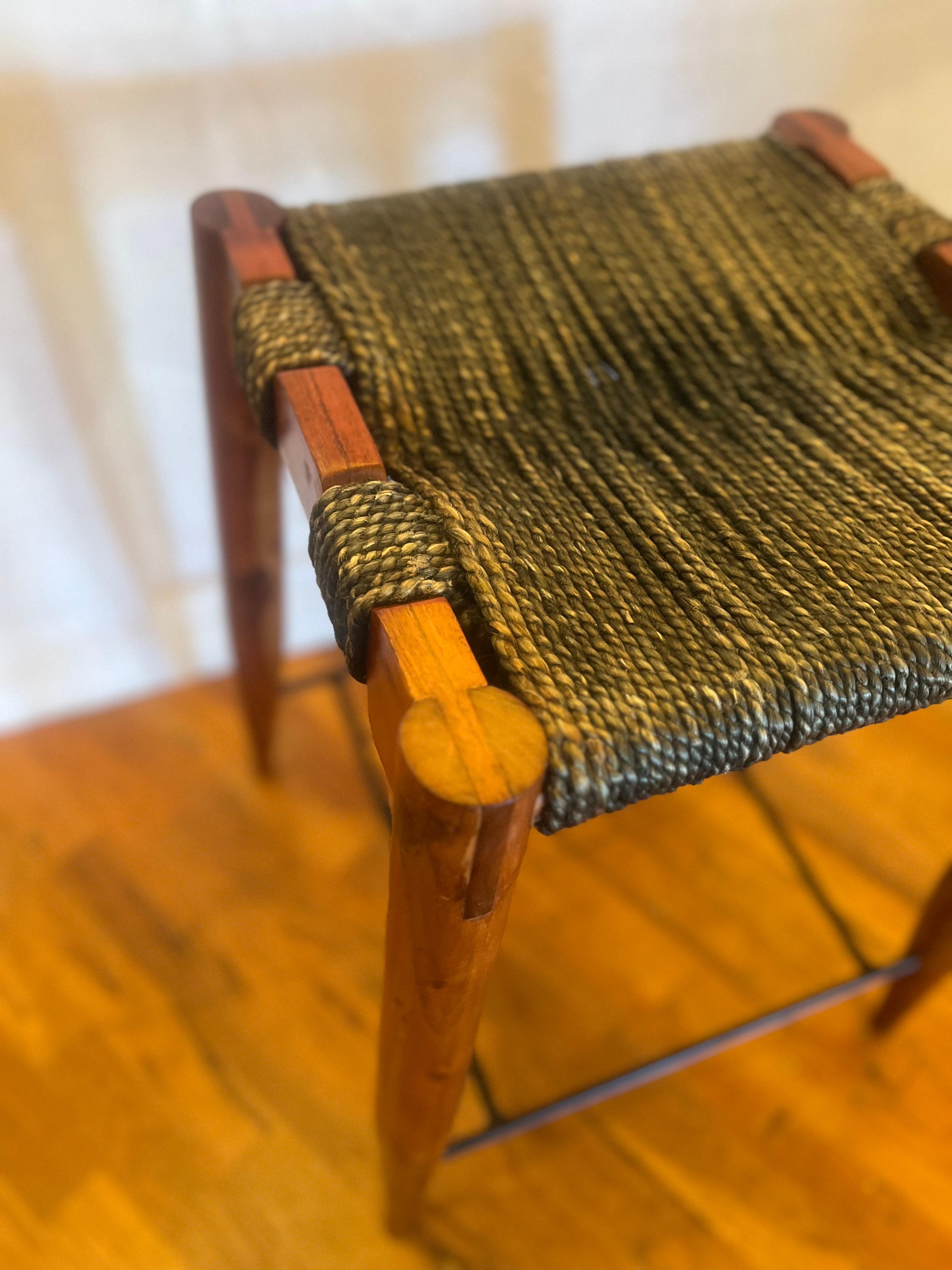 Tabouret Boho du milieu du siècle en noyer massif avec assise en corde et repose-pieds en fer, fabriqué à la main en vente 1